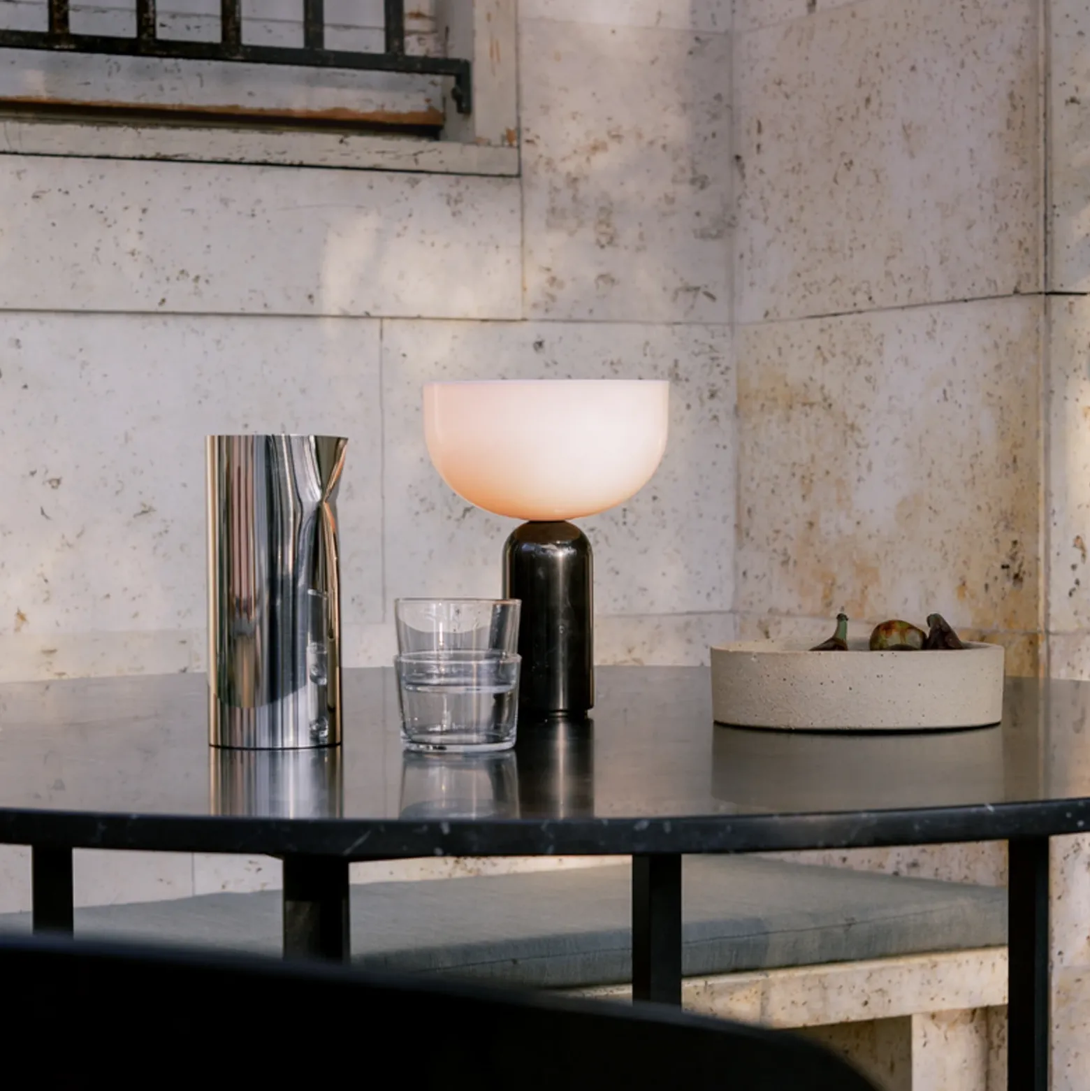 New Works Kizu lámpara de mesa recargable negra