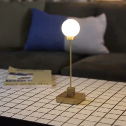 Northern Lámpara de mesa LED recargable Snowball color latón 2700 K