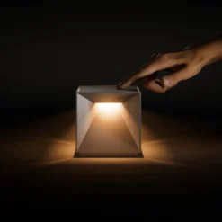 Nutalis lámpara de mesa LED recargable, beige duna, IP54, atenuable