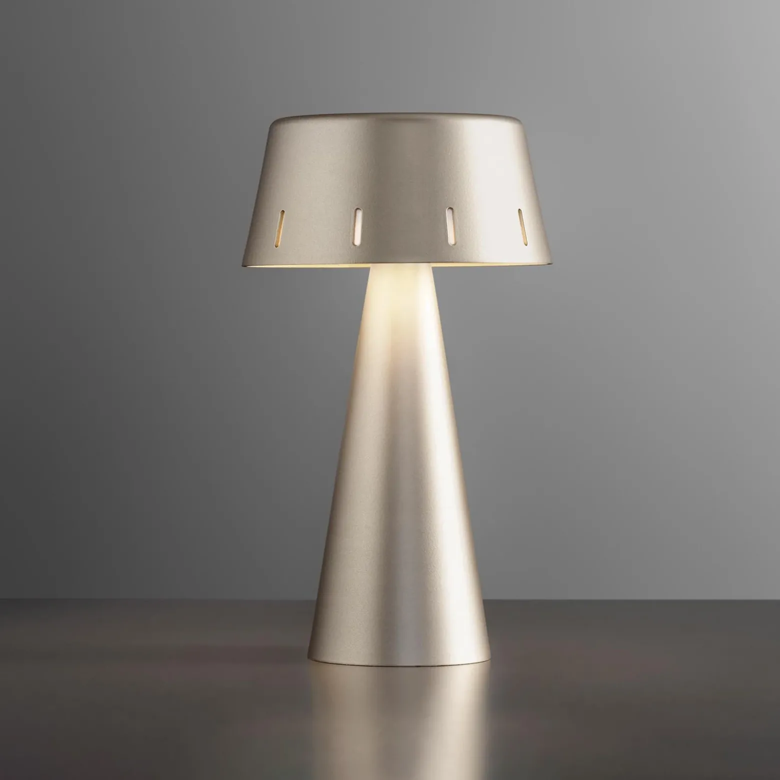 OLEV Makà Lámpara de mesa LED con batería recargable, titanio