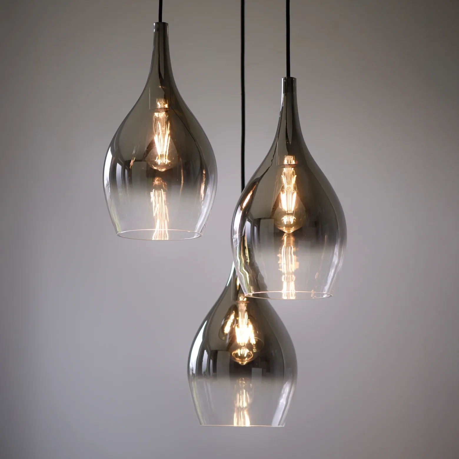 Paul Neuhaus lámpara colgante Pilua, gris humo, cristal, 30cm, 3 luces.