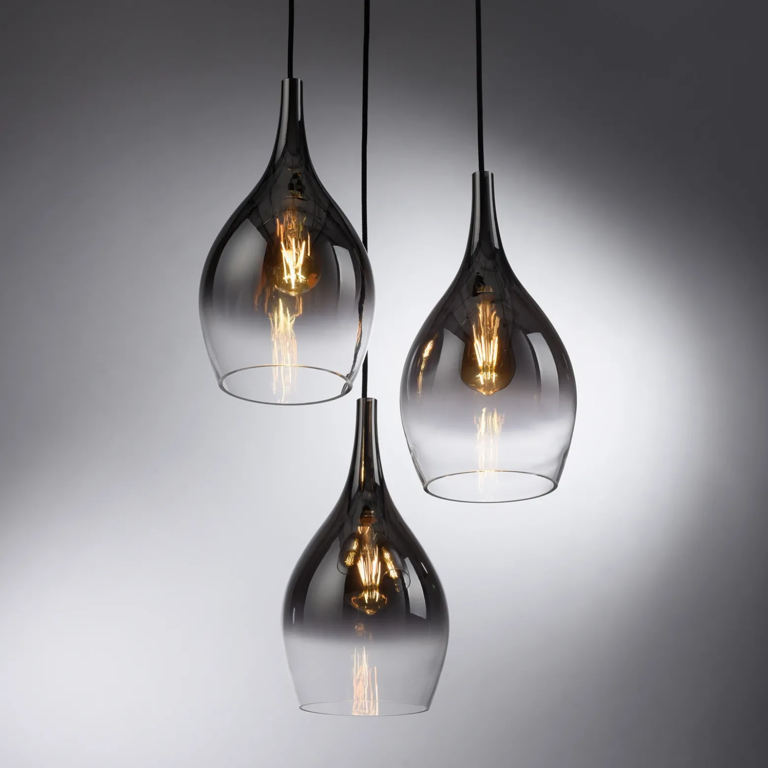 Paul Neuhaus lámpara colgante Pilua, gris humo, cristal, 30cm, 3 luces.