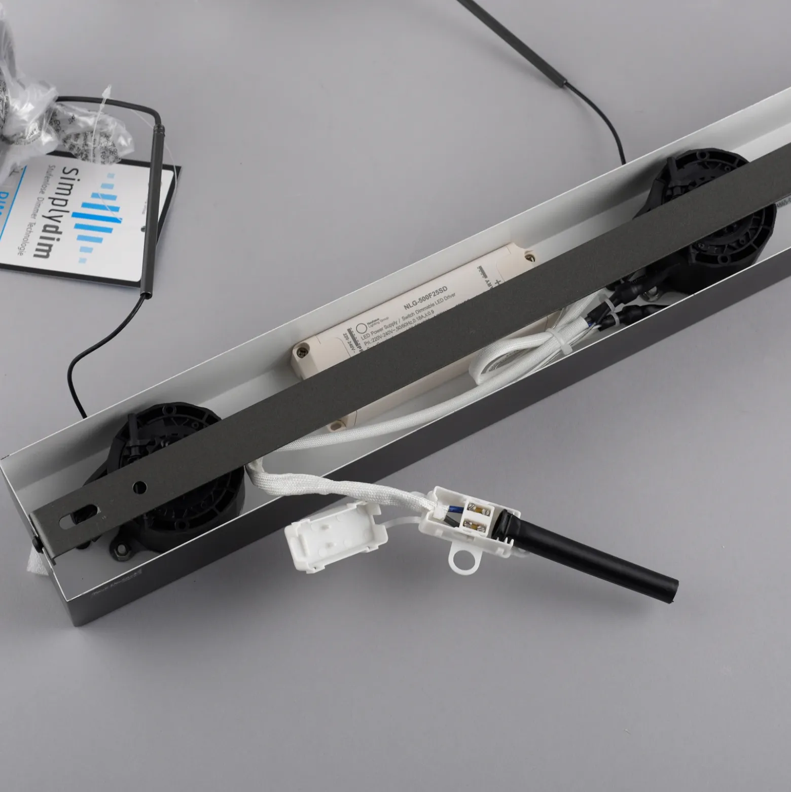 Paul Neuhaus Lámpara colgante LED Rika, 71 cm, cristal, atenuable