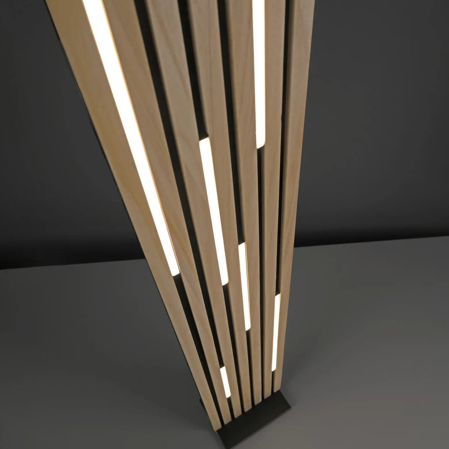 Paul Neuhaus Lámpara de pie LED inteligente Q-Acoustic madera altura 162 cm