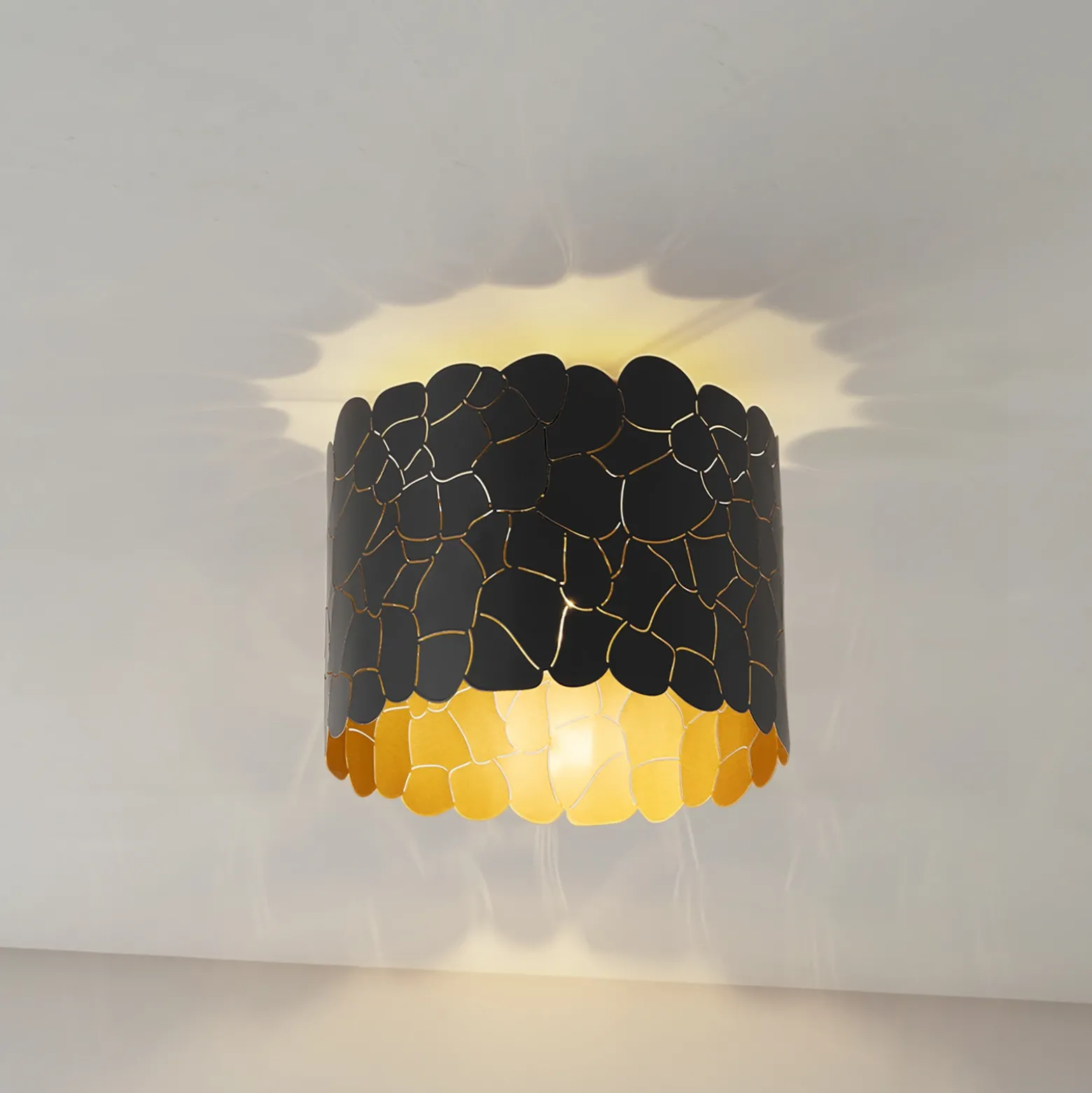 Plafón Aralena de Lindby, negro/oro, metal, Ø 26 cm