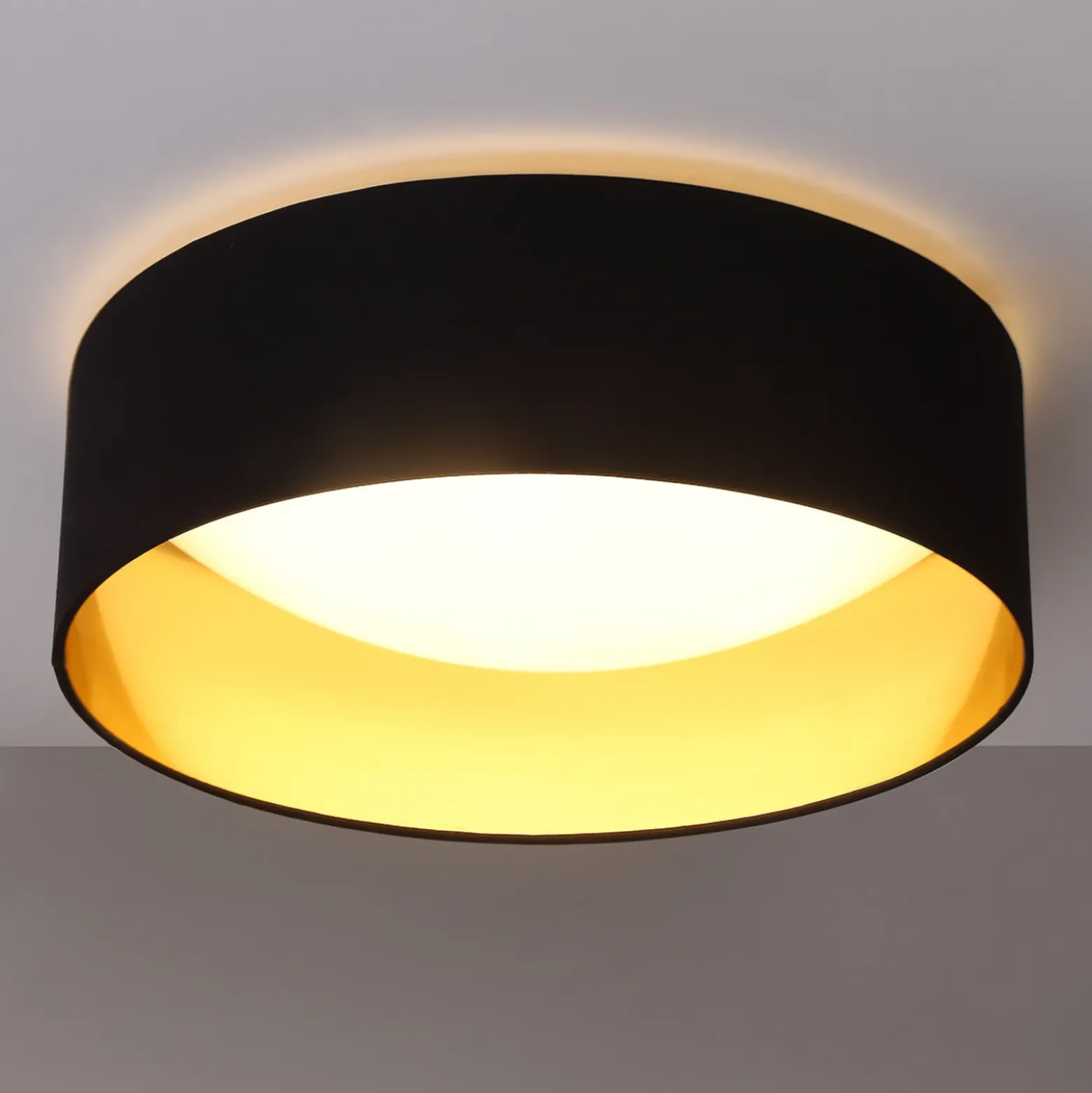 Plafón de tela Coleen negro con interior dorado