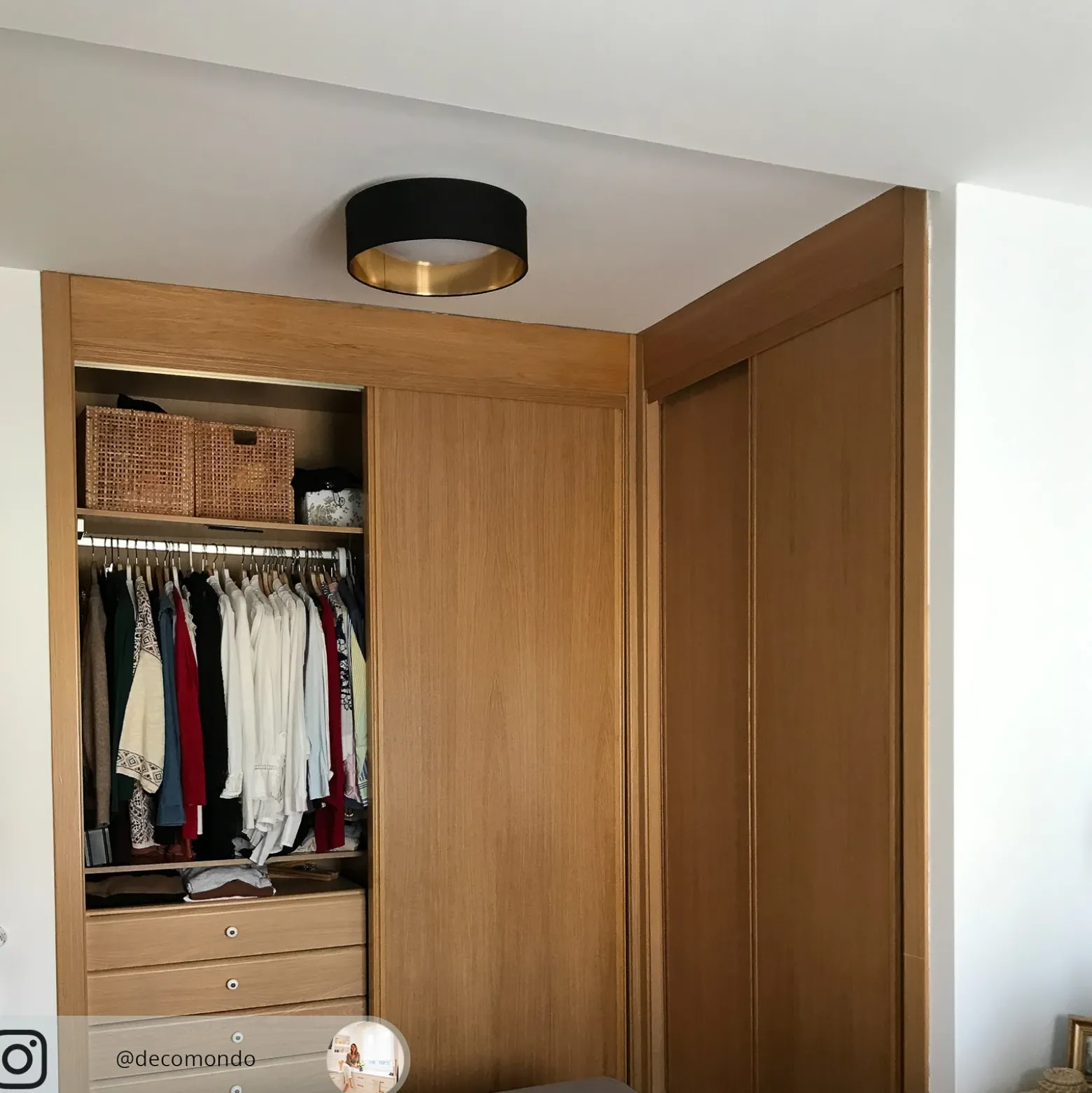Plafón de tela Coleen negro con interior dorado