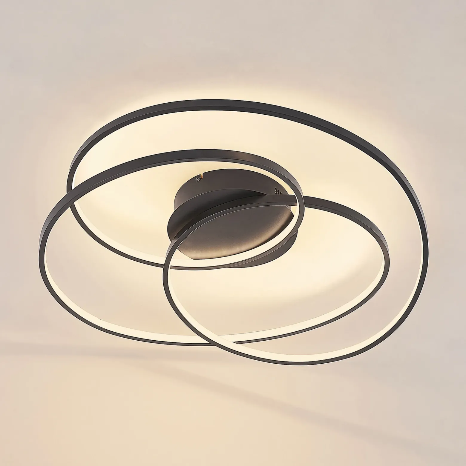Plafón LED Kateryna de Lindby, negro, Ø 60 cm, atenuable