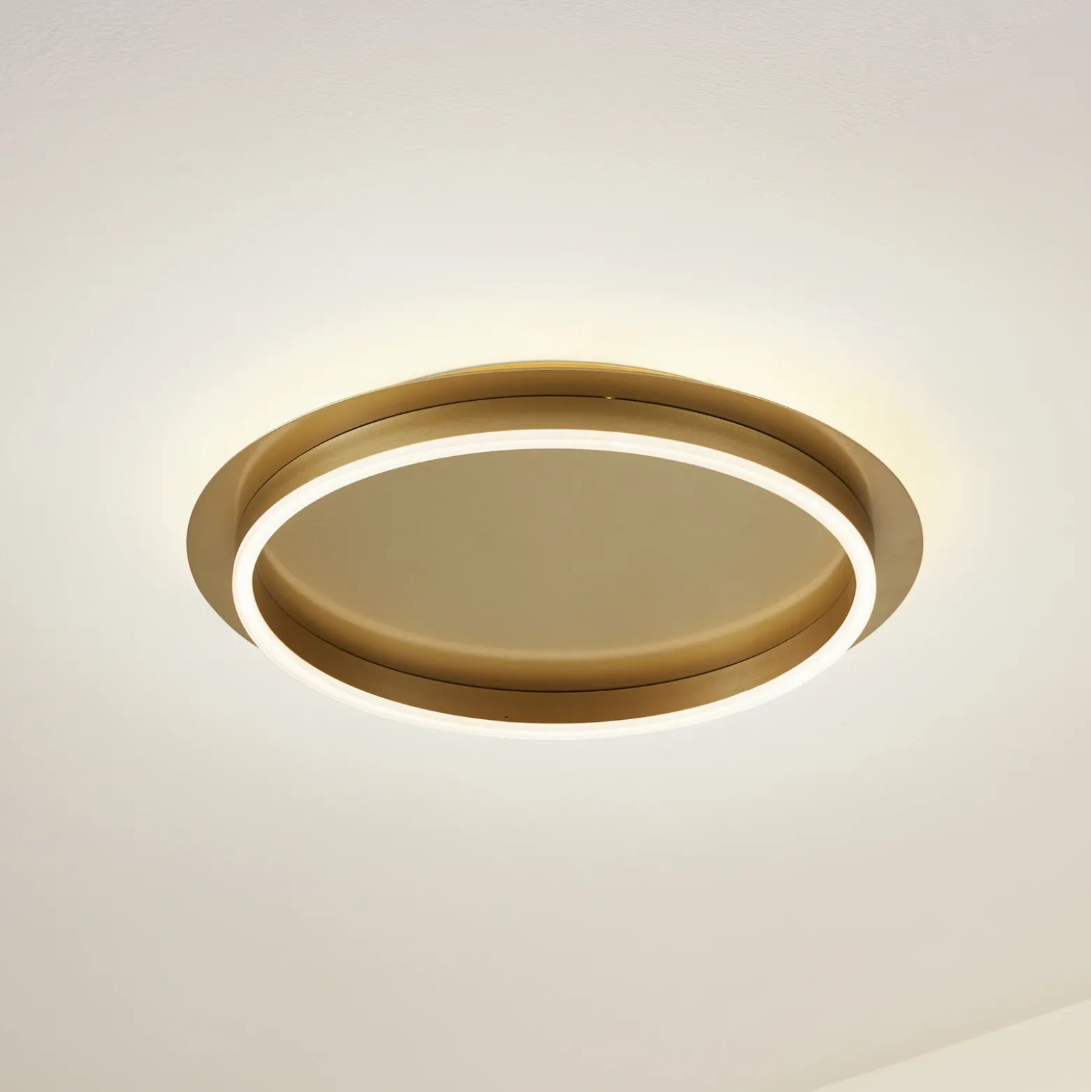 Plafón LED Kunis de Lindby, dorado, plástico, Ø 46cm