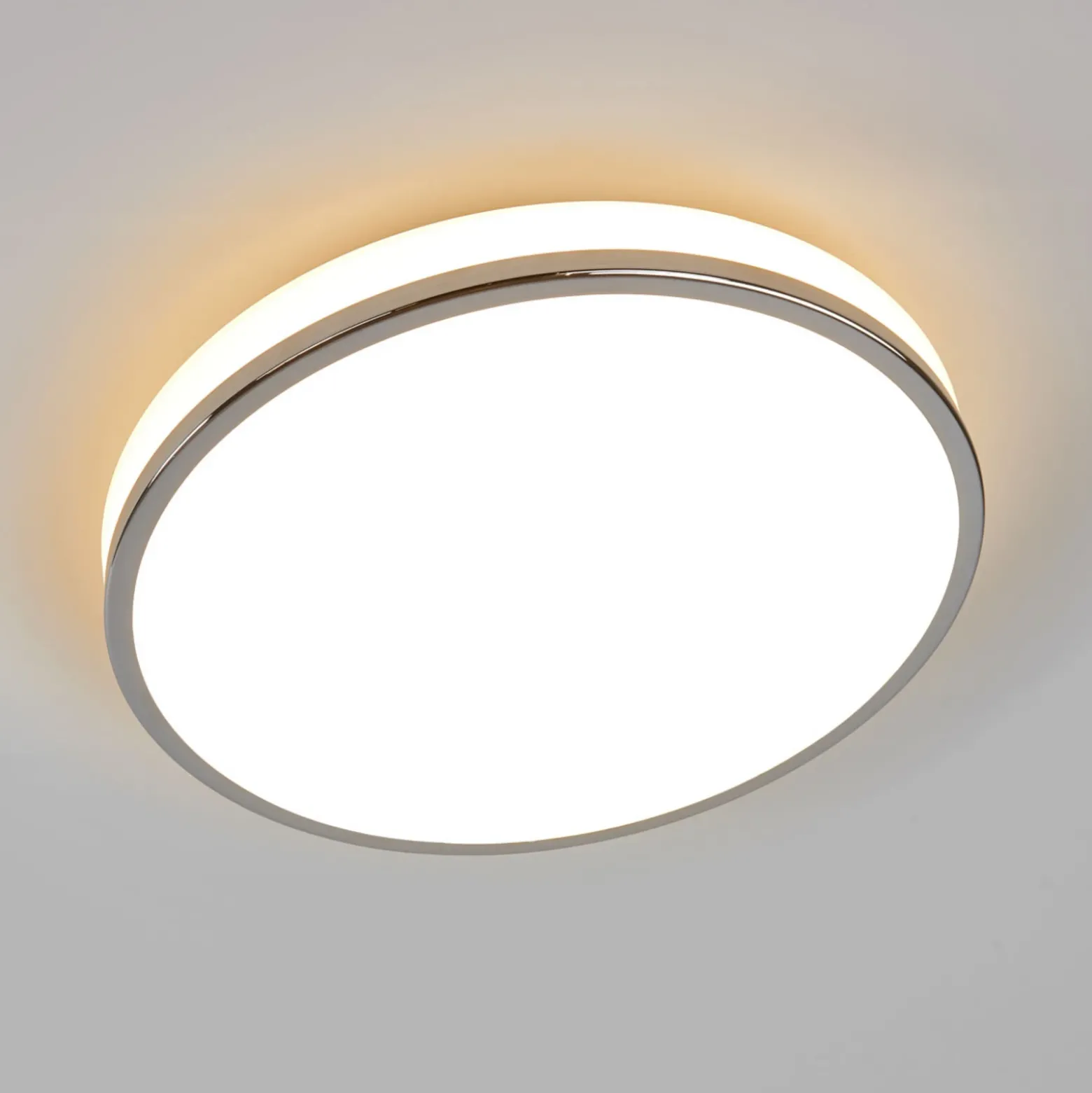 Plafón LED Lindby Lyss, Ø 34 cm, color cromado, IP44