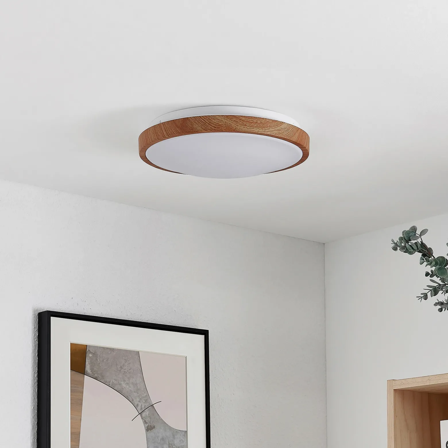 Plafón LED Lindby Mynte, Ø30 cm, aspecto de madera, plástico