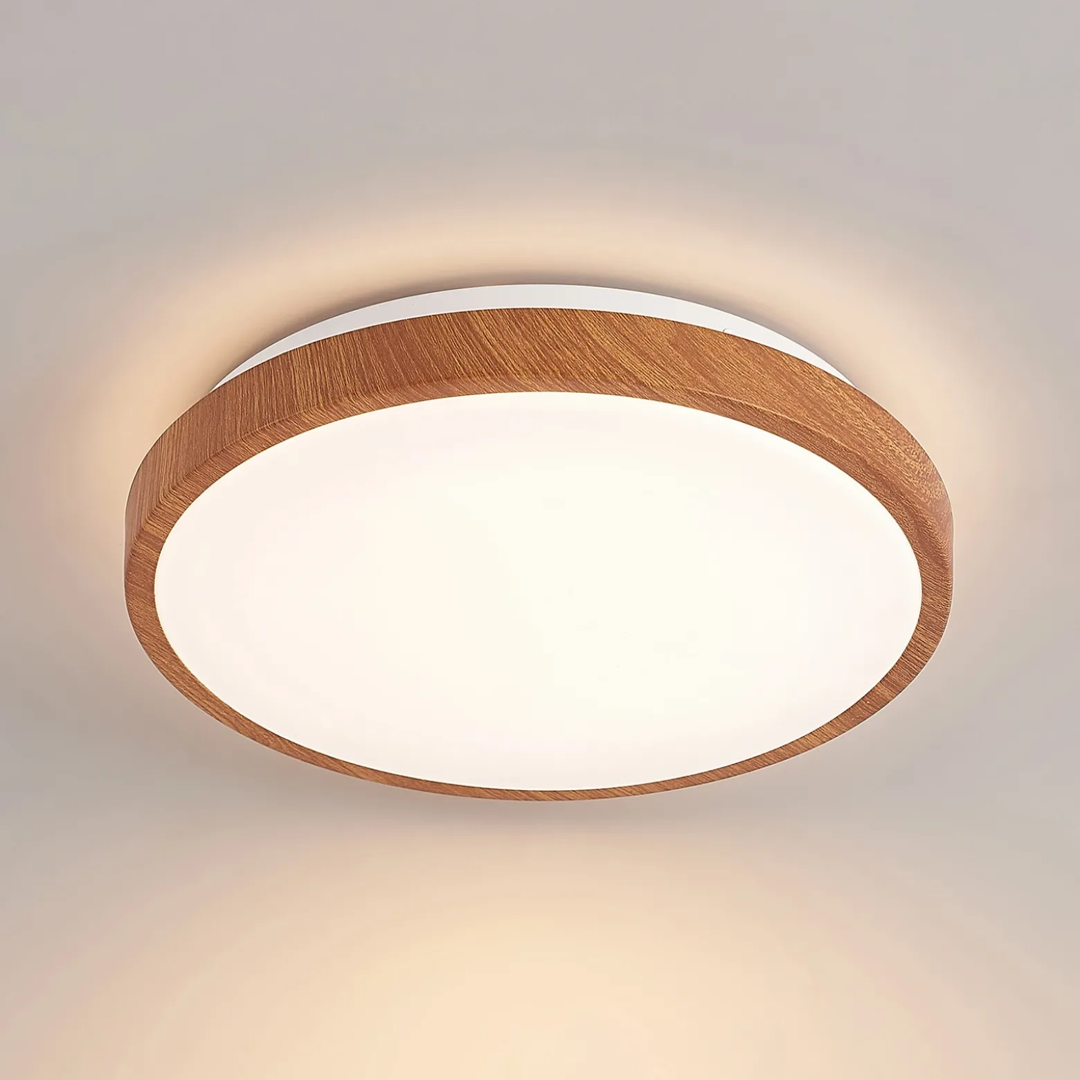 Plafón LED Lindby Mynte, Ø30 cm, aspecto de madera, plástico