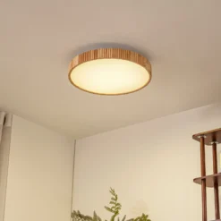 plafón LED Velua de Lindby, blanco/madera clara, CCT, Ø 50 cm
