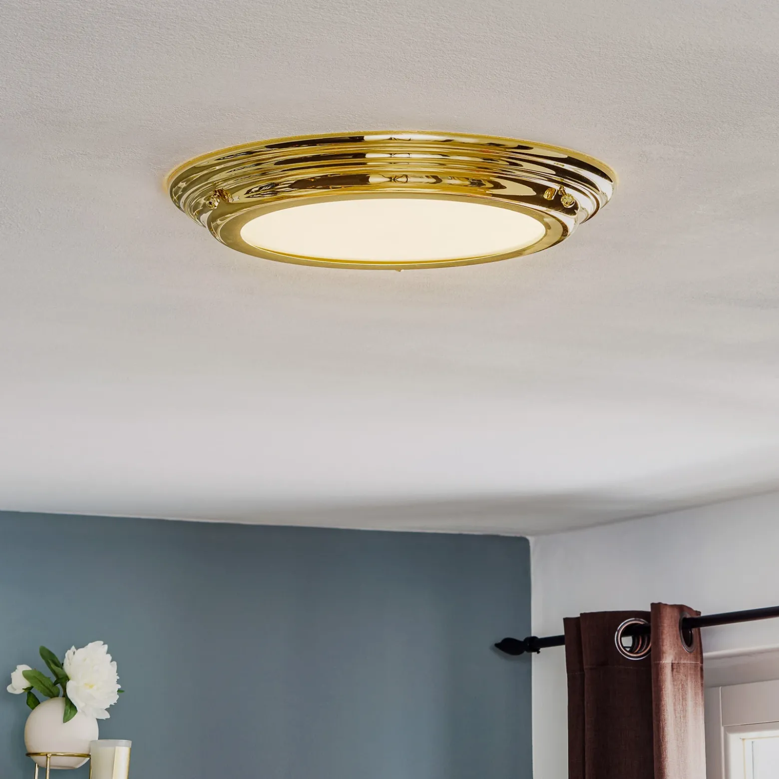 Plafón LED Welland IP44, latón pulido