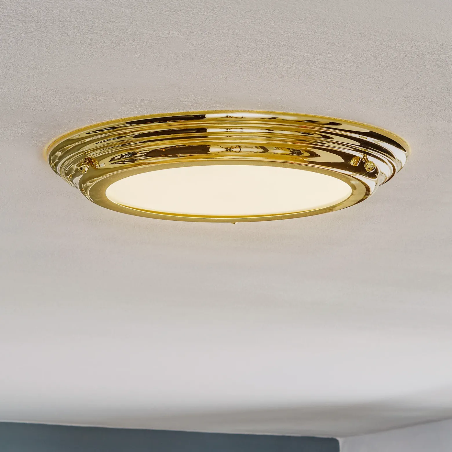 Plafón LED Welland IP44, latón pulido