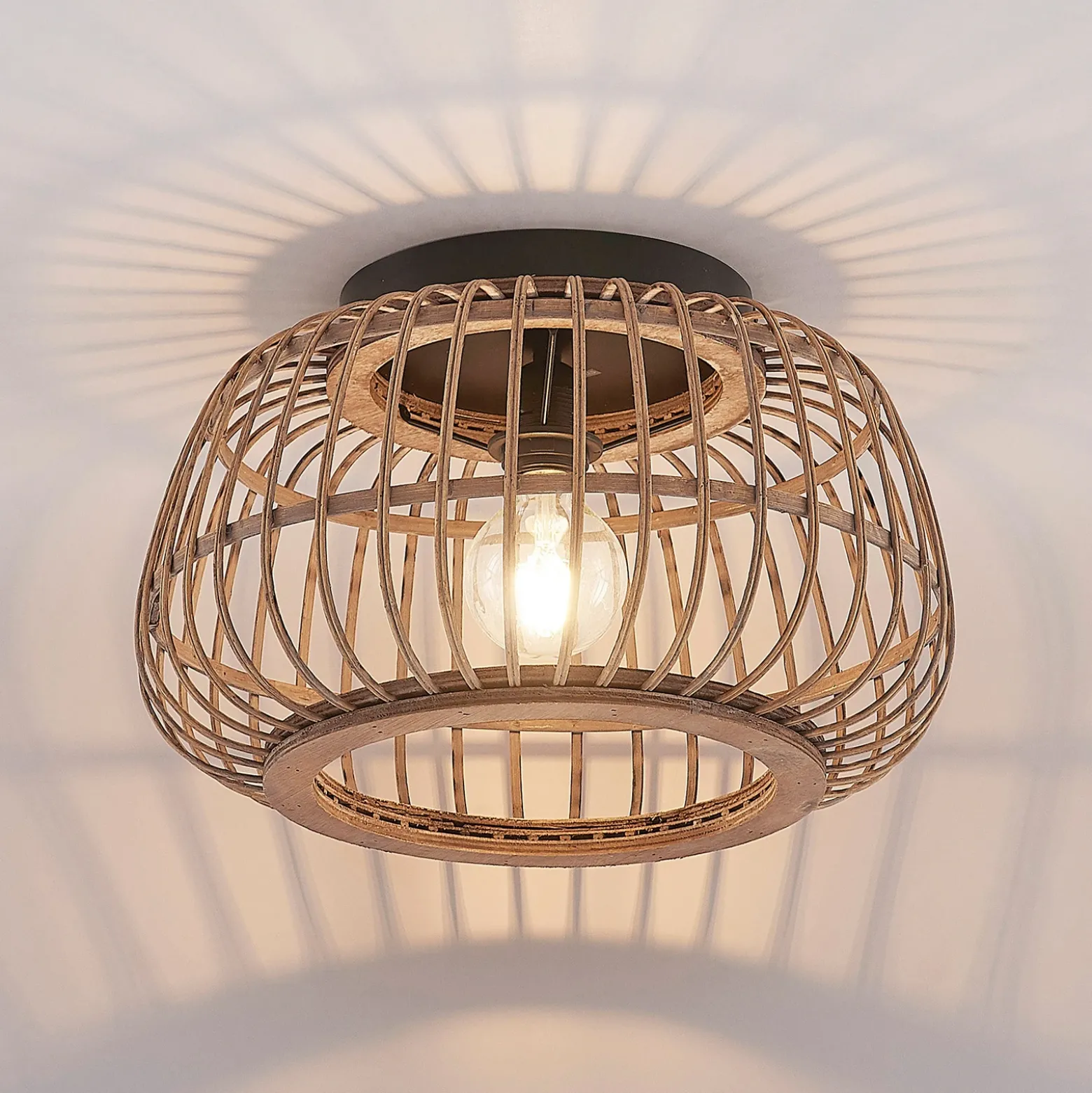 Plafón Lindby Bominio, Ø 40 cm, ratán, madera, E27