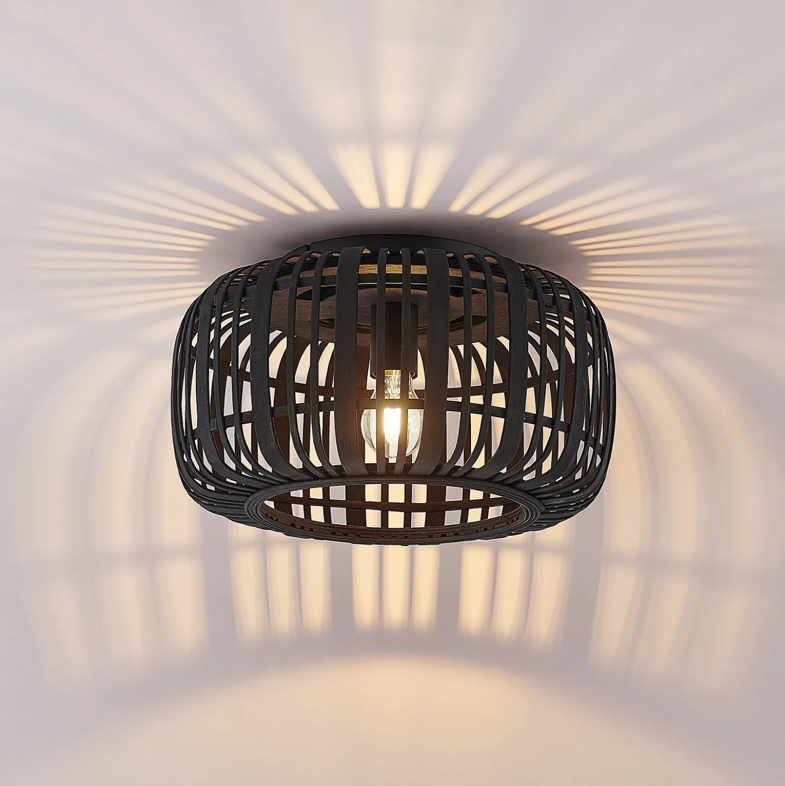 Plafón Lindby Canyana, negro, ratán, Ø 40 cm