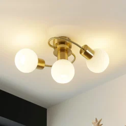 Plafón Lindby Ciala, 3 luces, color latón, cristal