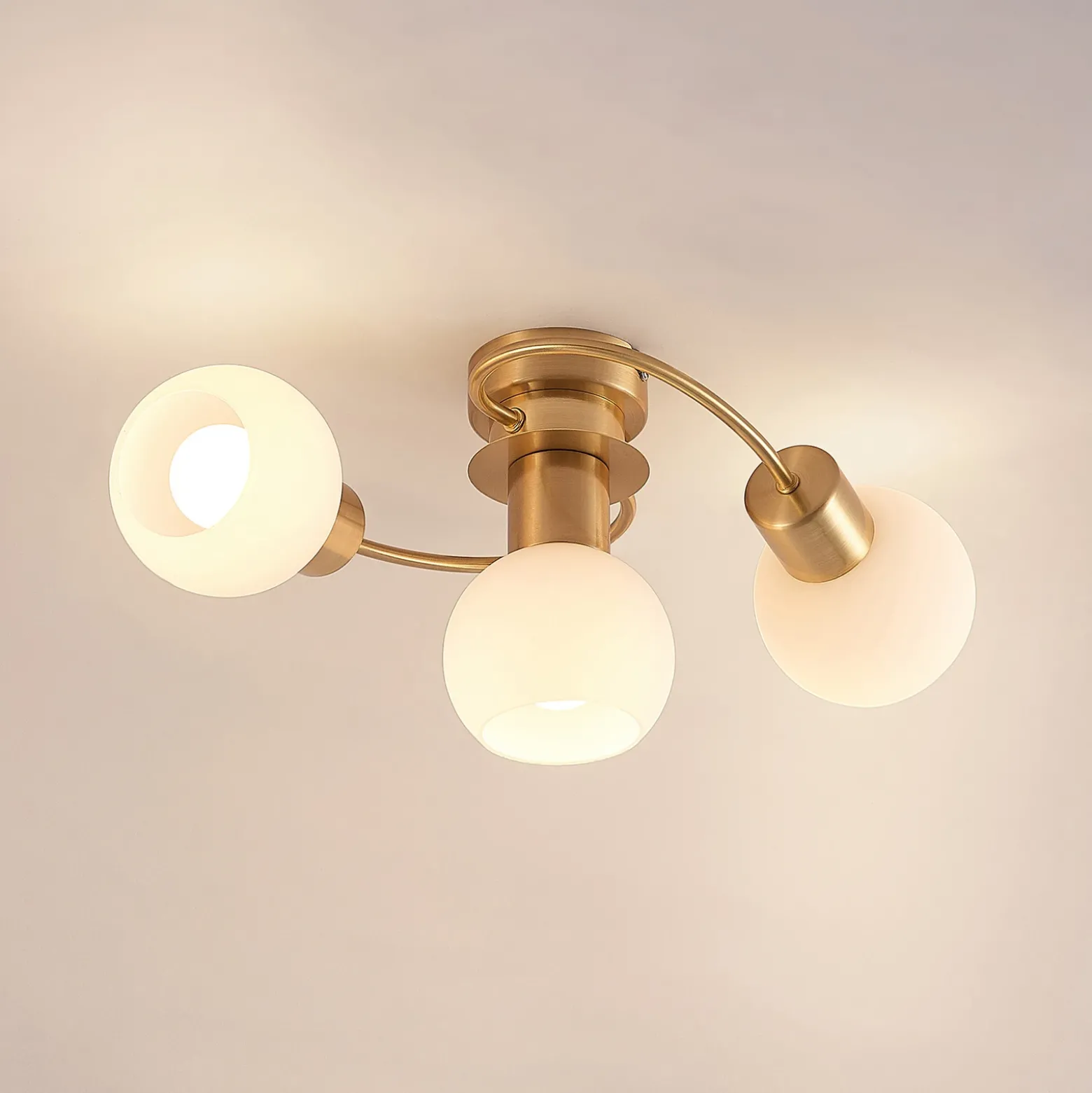 Plafón Lindby Ciala, 3 luces, color latón, cristal