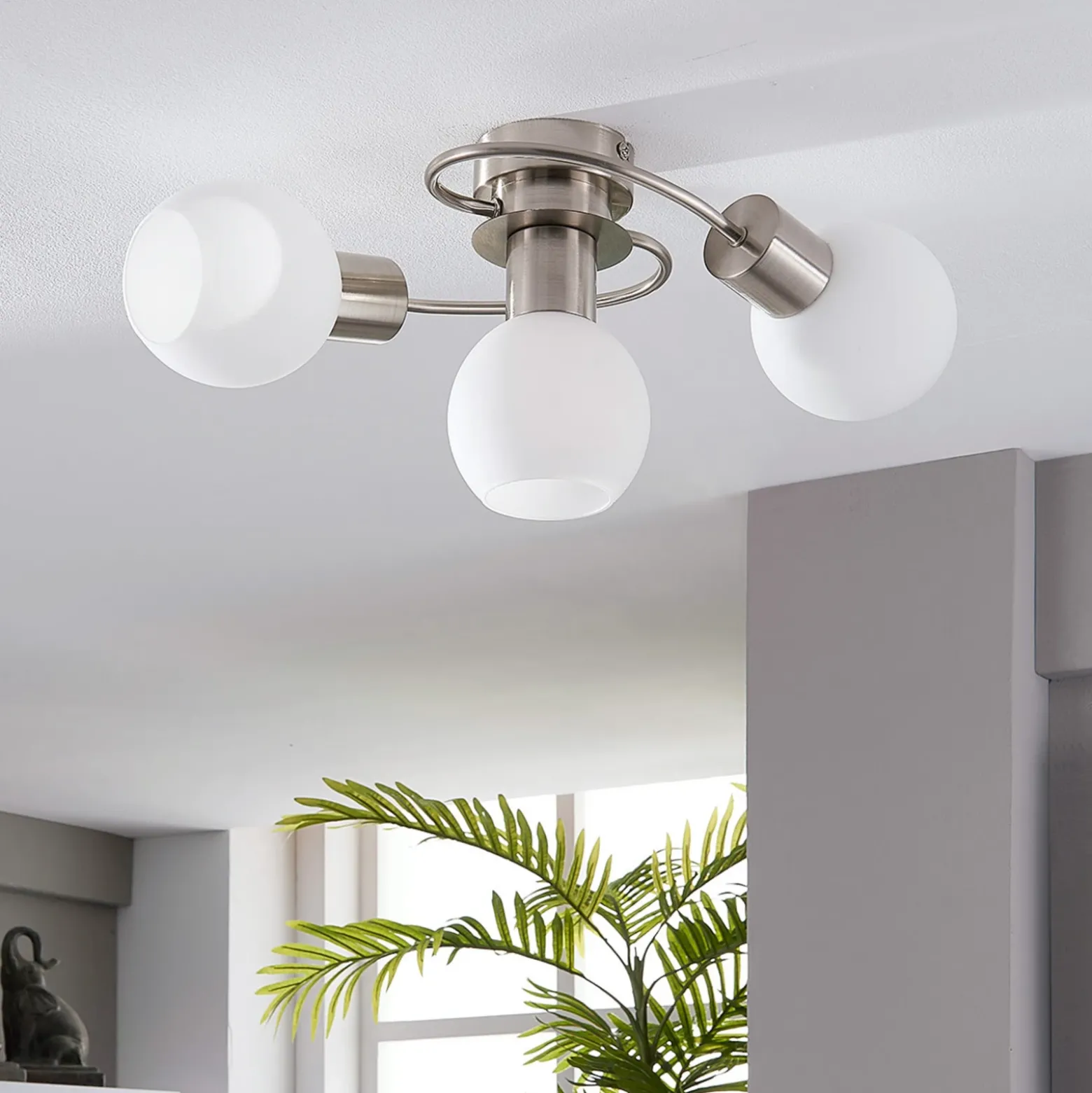 Plafón Lindby Ciala, 3 luces, color níquel, cristal
