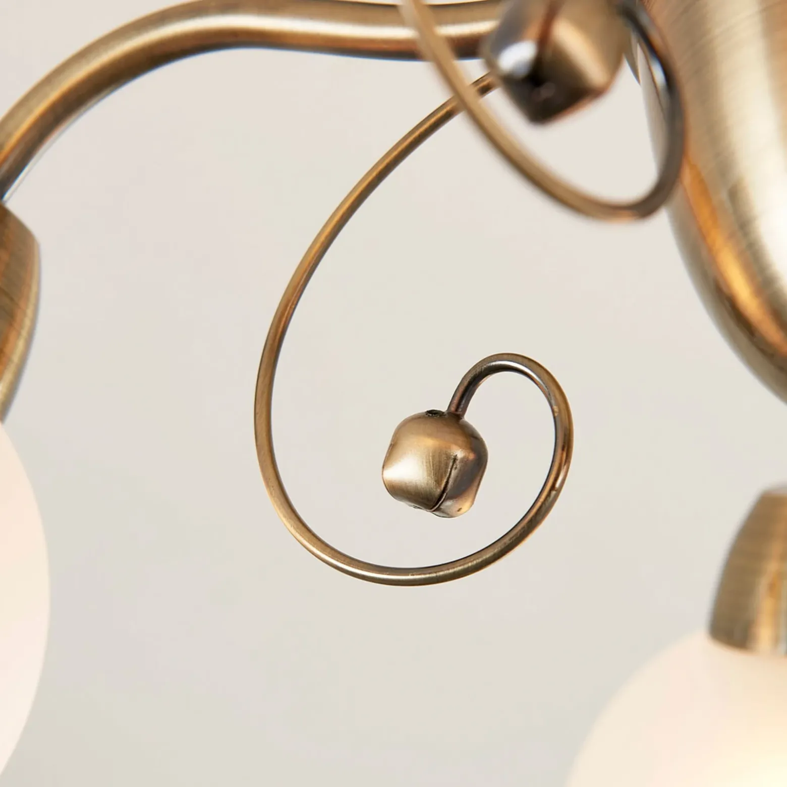 Plafón Lindby Corentin, 5 luces, blanco/latón, cristal