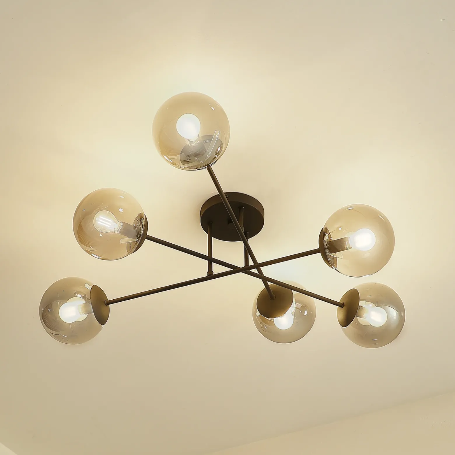 Plafón Lindby Isamer, gris humo, Ø 80 cm, globo