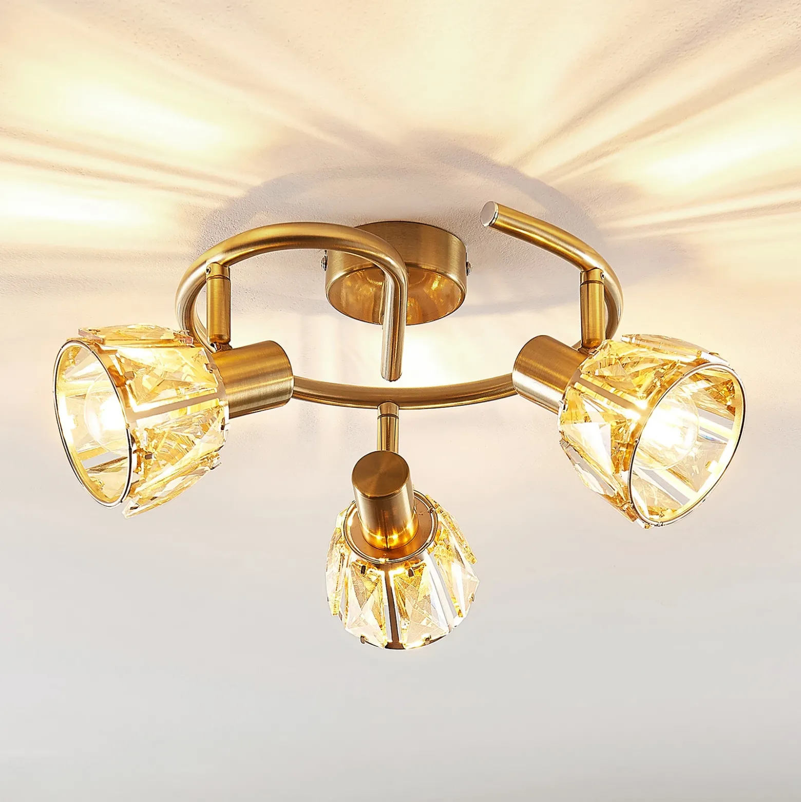 Plafón Lindby Kosta, 47 cm, 3 luces, color latón