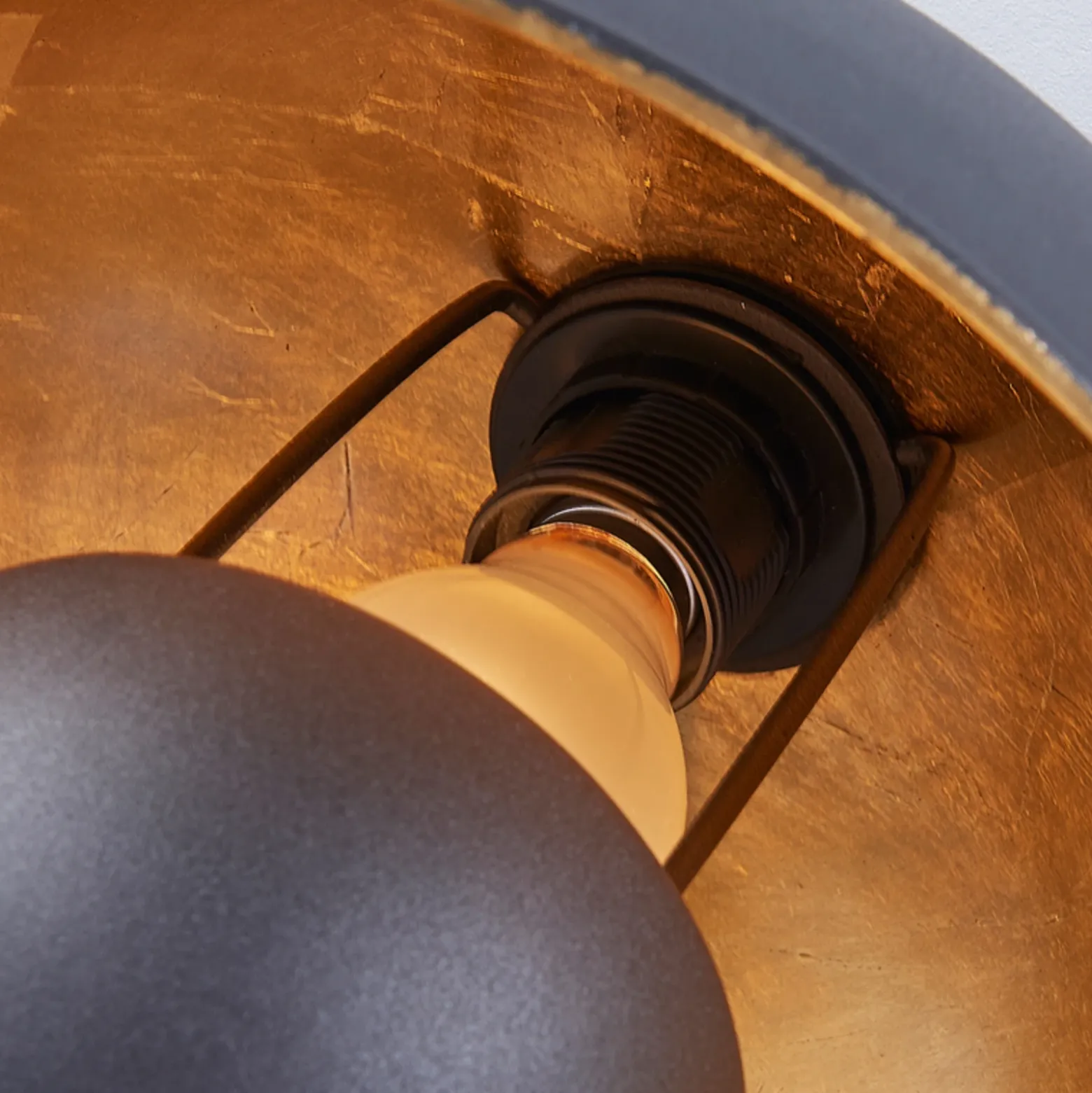 Plafón Lindby Lya, Ø 31 cm, negro-oro, metal, E27