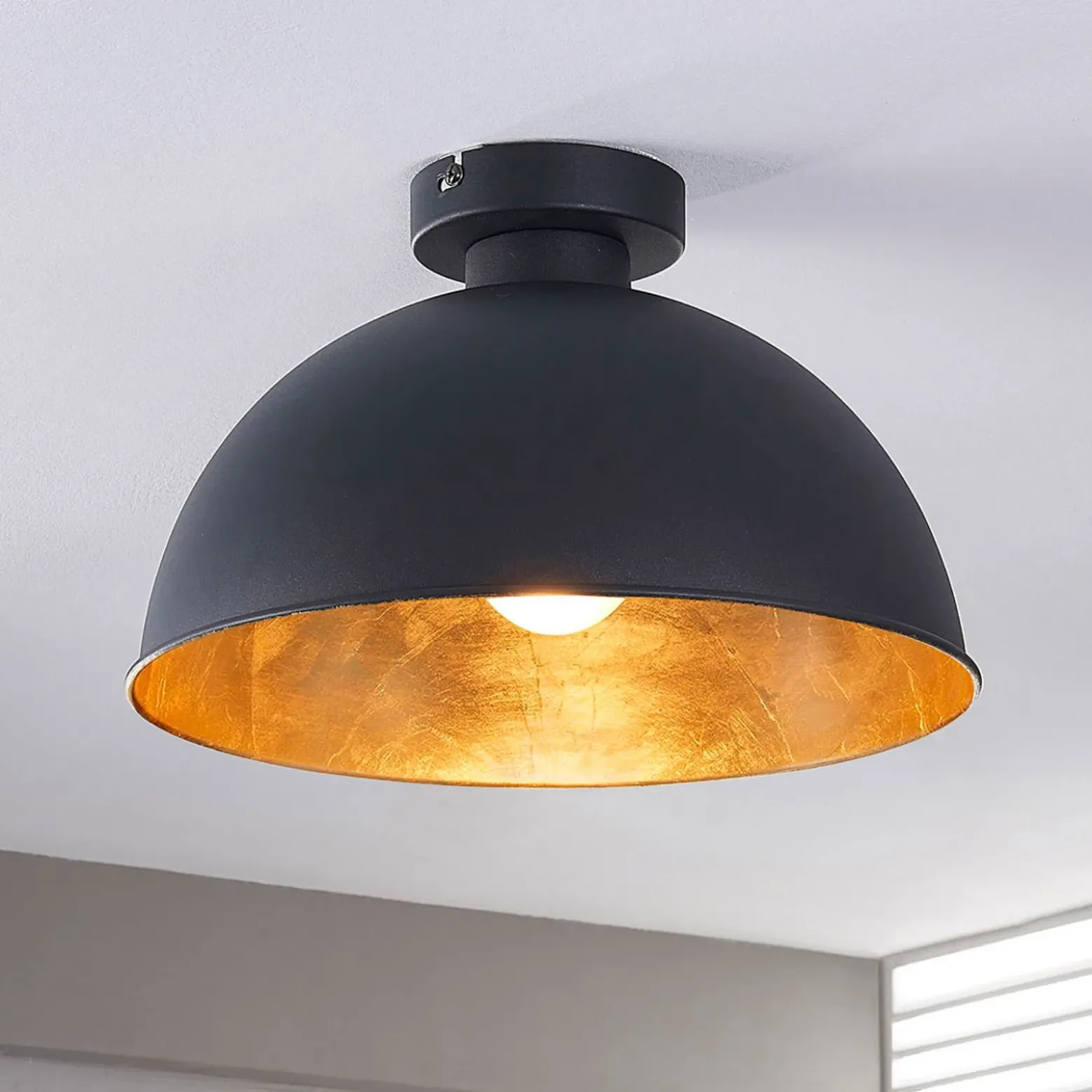 Plafón Lindby Lya, Ø 31 cm, negro-oro, metal, E27