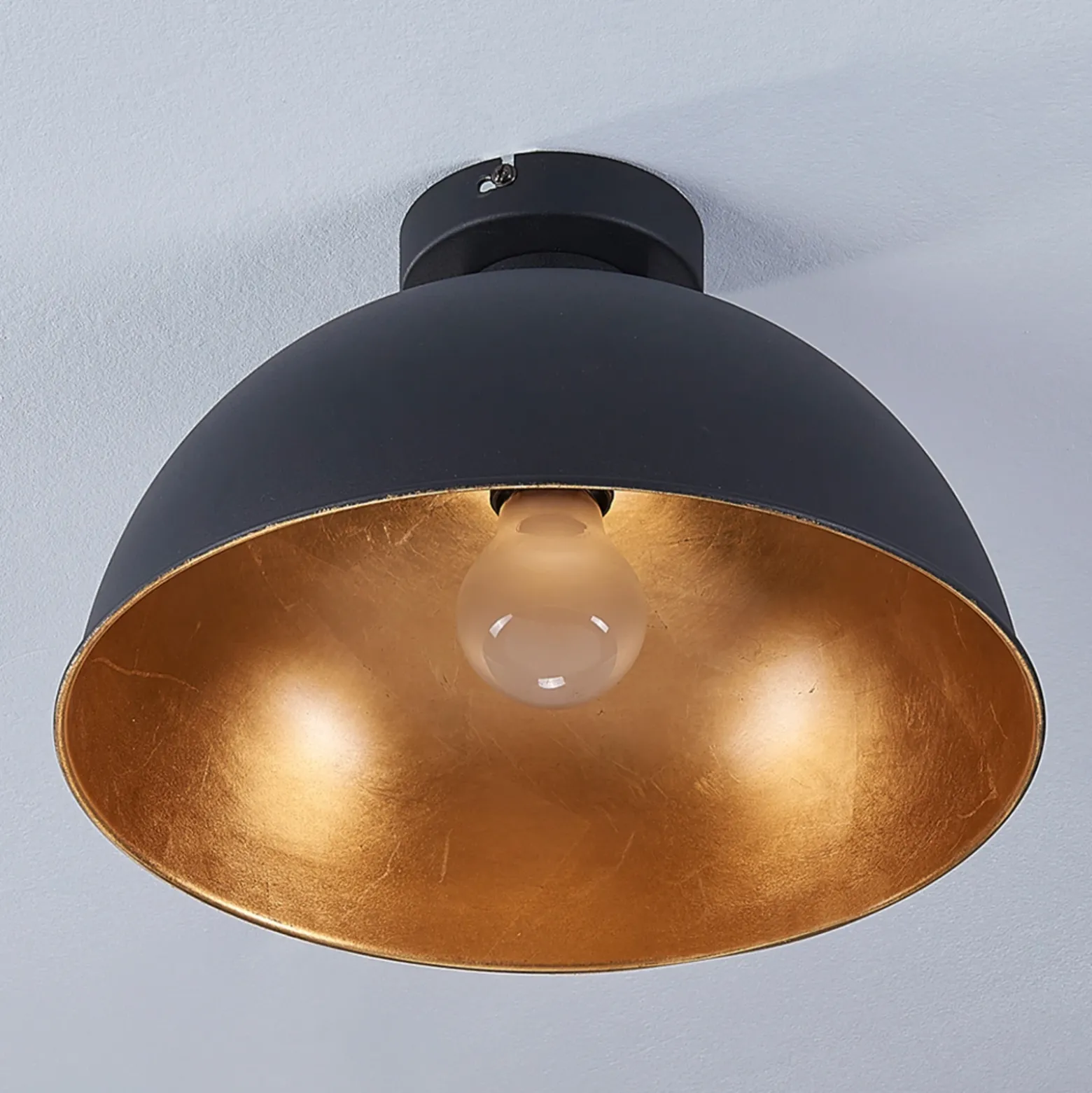 Plafón Lindby Lya, Ø 31 cm, negro-oro, metal, E27