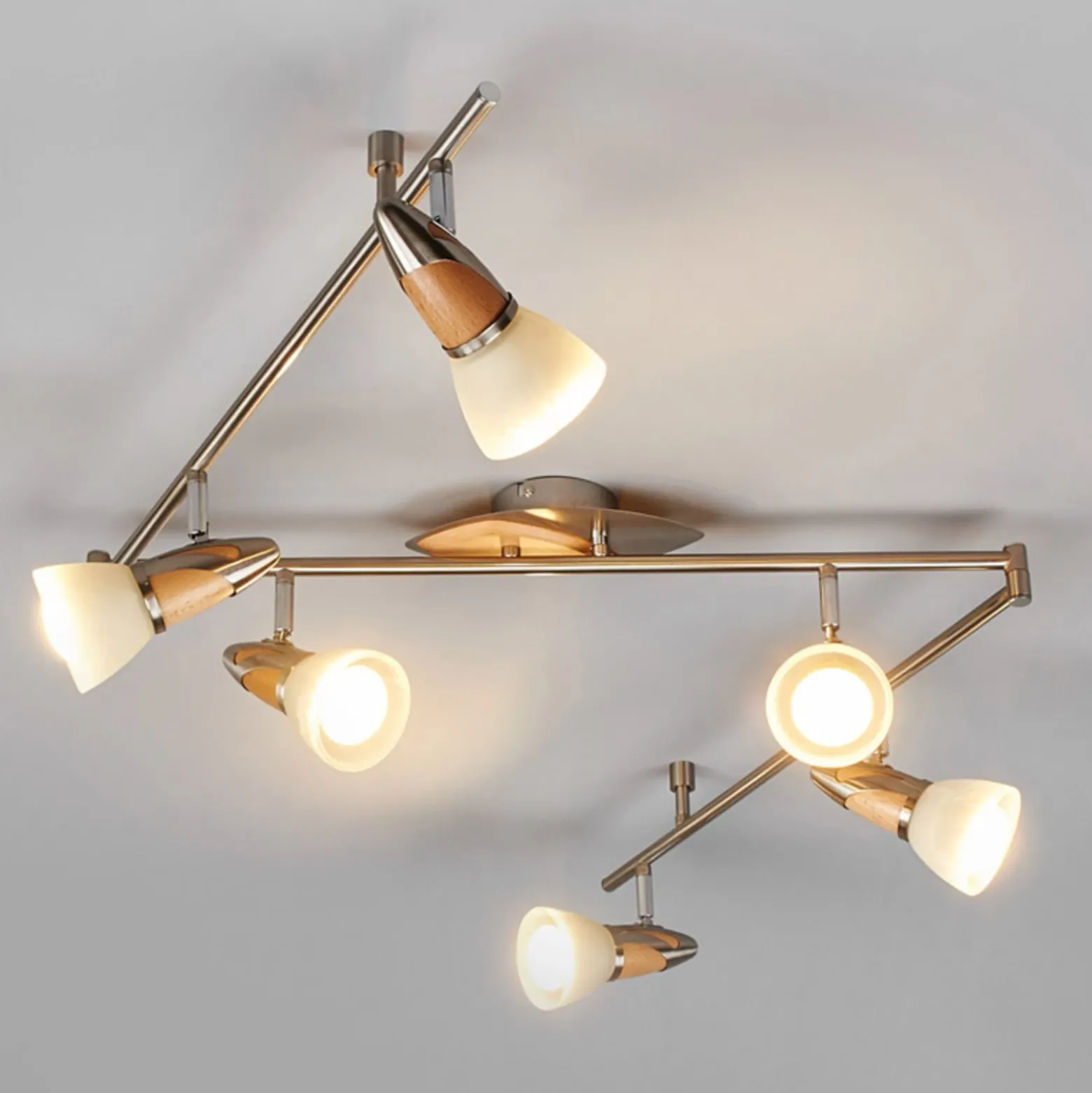 Plafón Lindby Marena, 6 luces, cristal, madera, 180 cm de largo