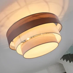 Plafón Lindby Melia, marrón/gris, tejido, Ø 56 cm
