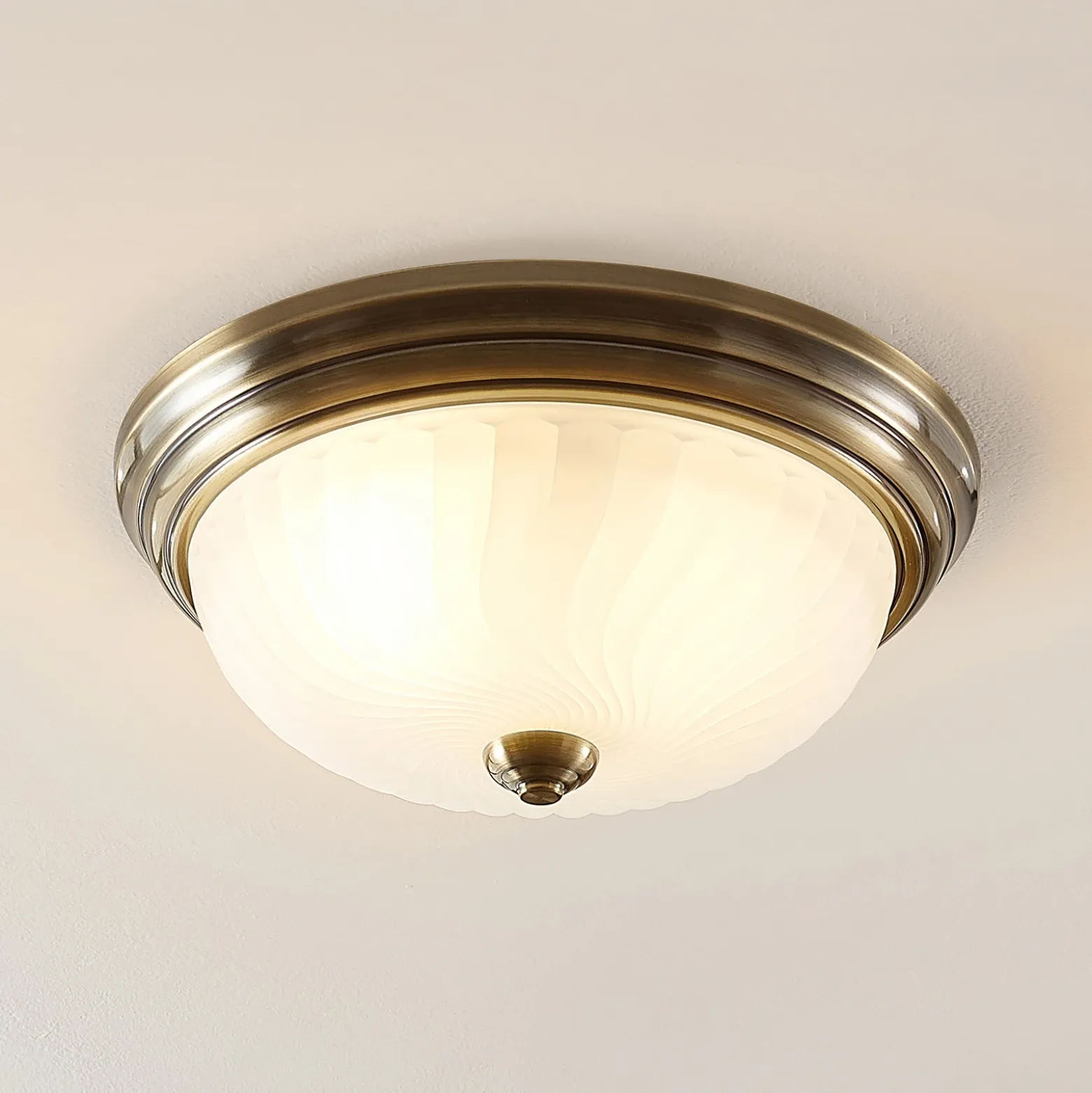 Plafón Lindby Pakka, color latón, cristal, 31 cm, E27