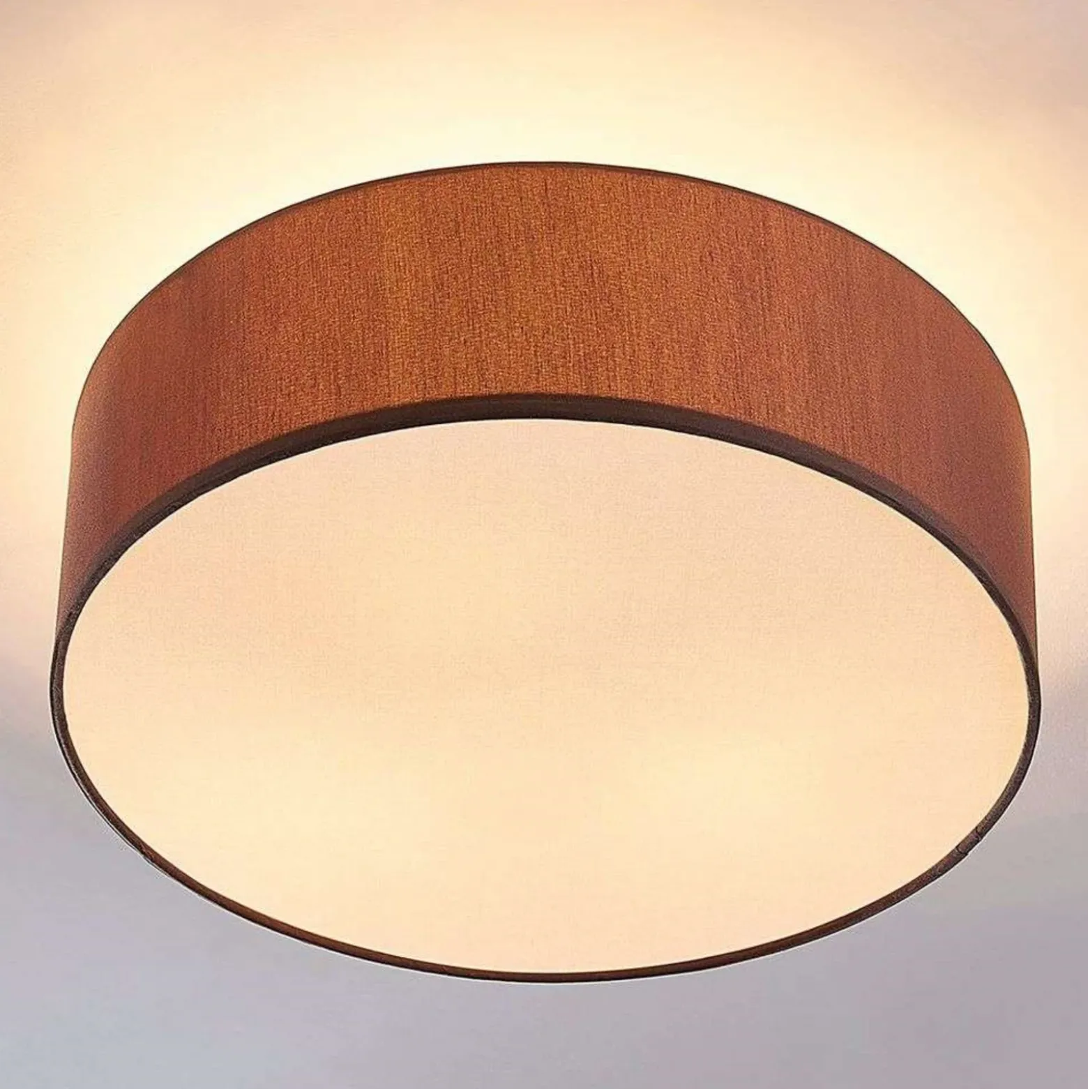 Plafón Lindby Sebatin, Ø 40 cm, marrón claro, tela, E27