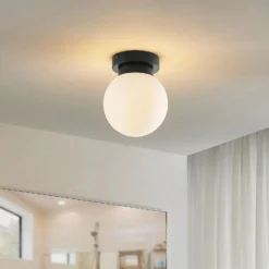 Plafón Lindby Tavino, pantalla esférica, negro