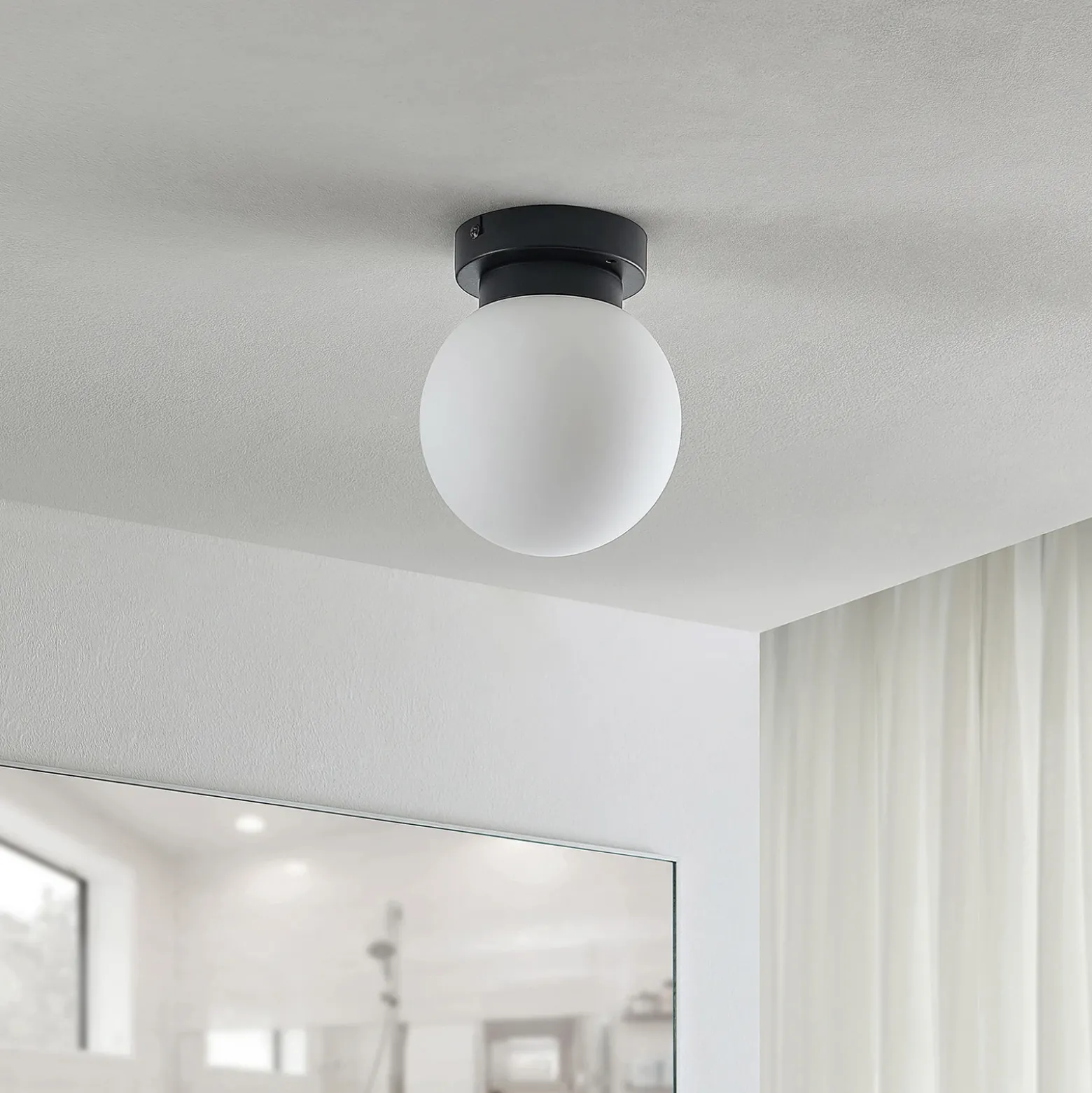 Plafón Lindby Tavino, pantalla esférica, negro