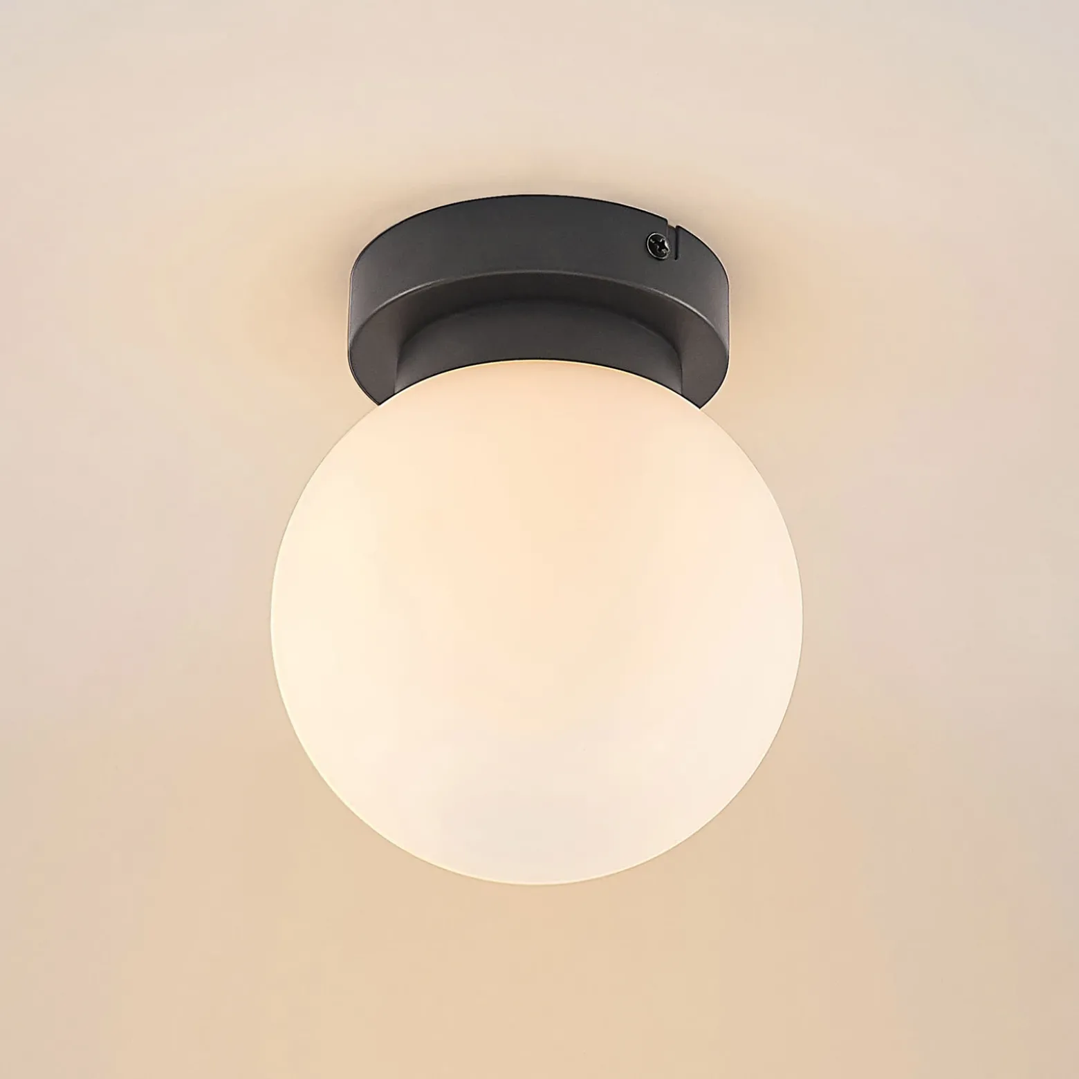 Plafón Lindby Tavino, pantalla esférica, negro