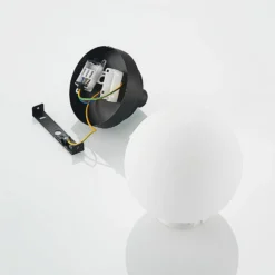 Plafón Lindby Tavino, pantalla esférica, negro