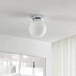Plafón Lindby Tavino, pantalla esférica, cromo