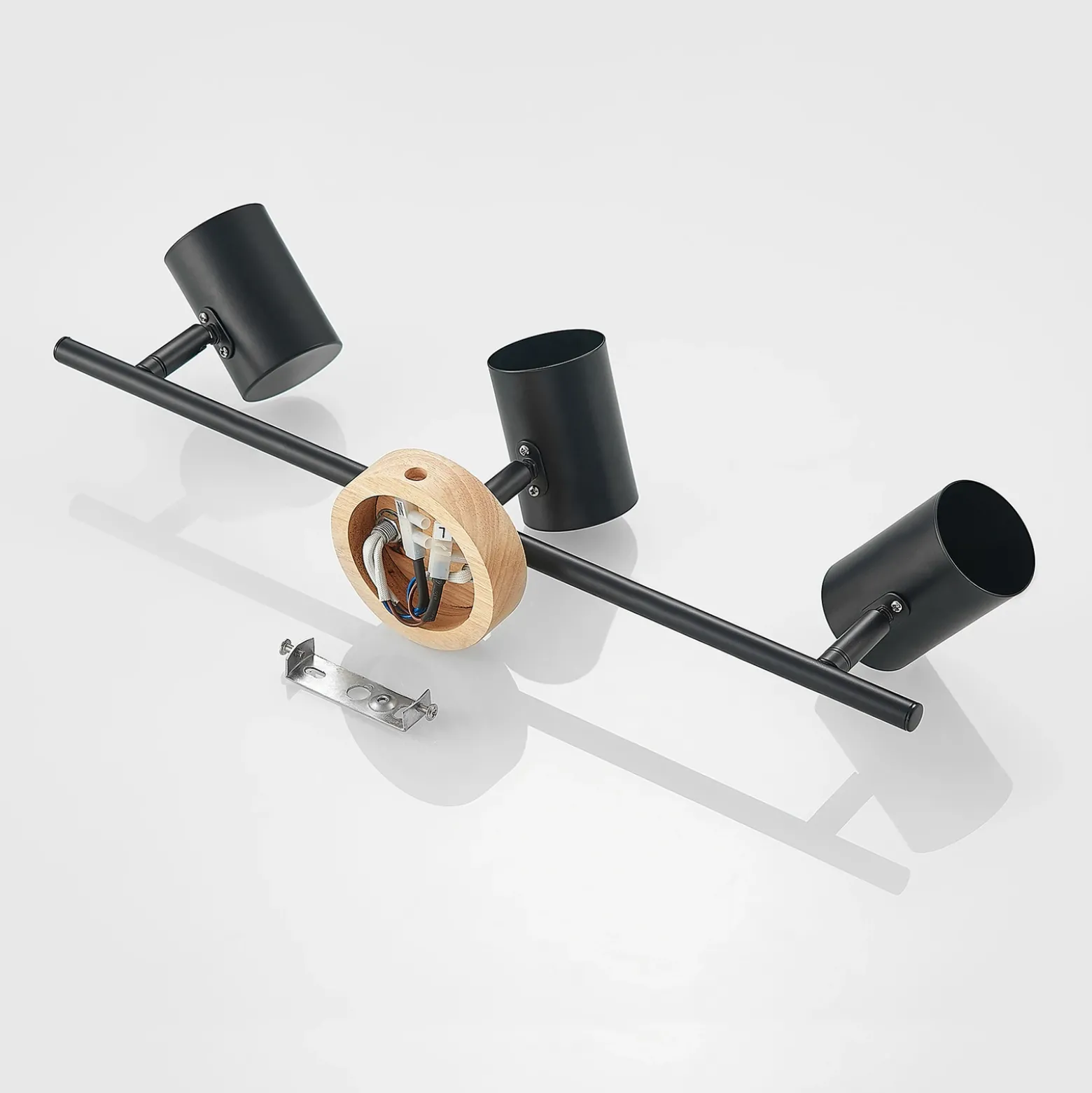 Plafón Lindby Xiomara, 3 luces, 68 cm de largo, madera