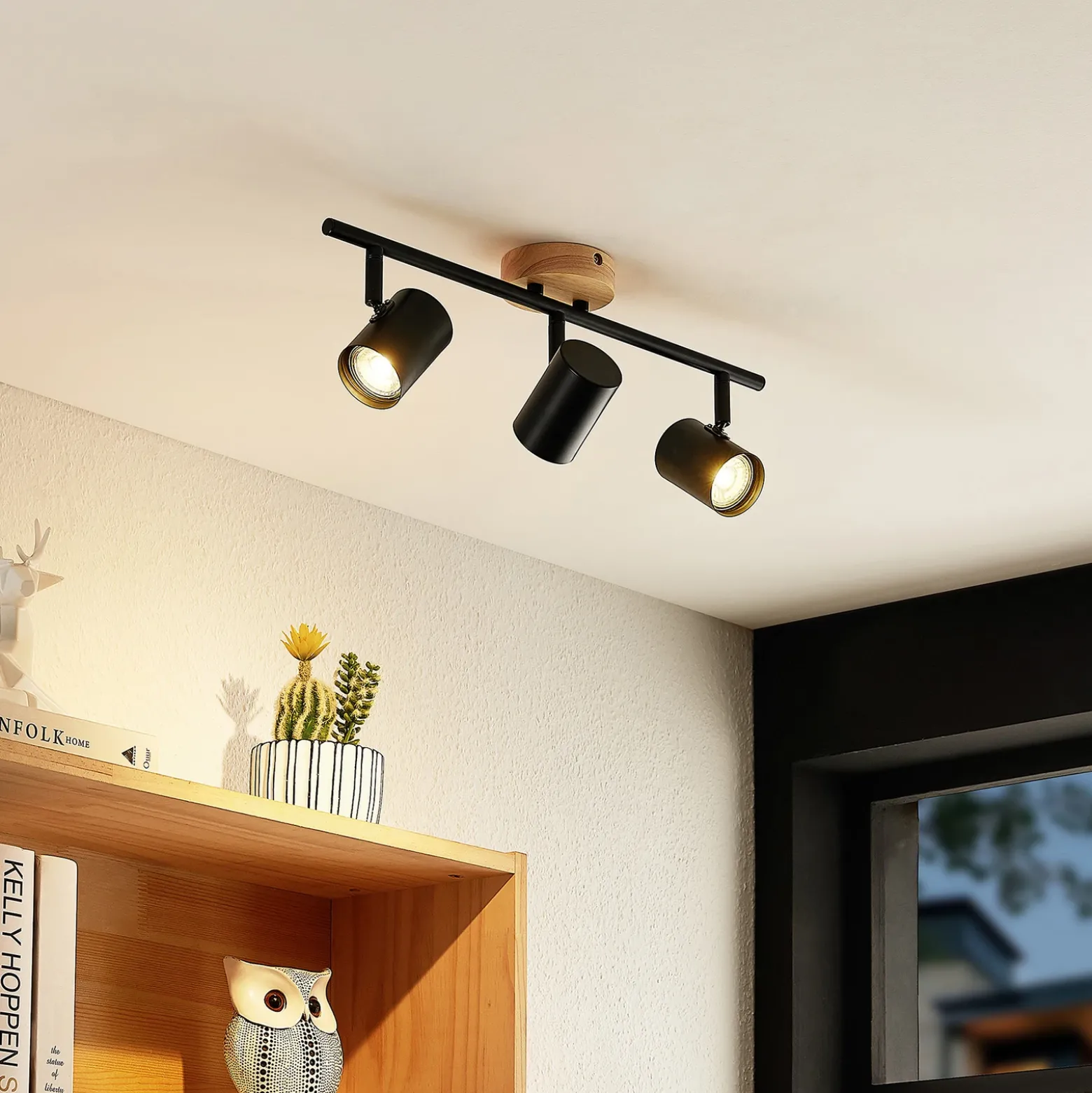 Plafón Lindby Xiomara, 3 luces, 68 cm de largo, madera