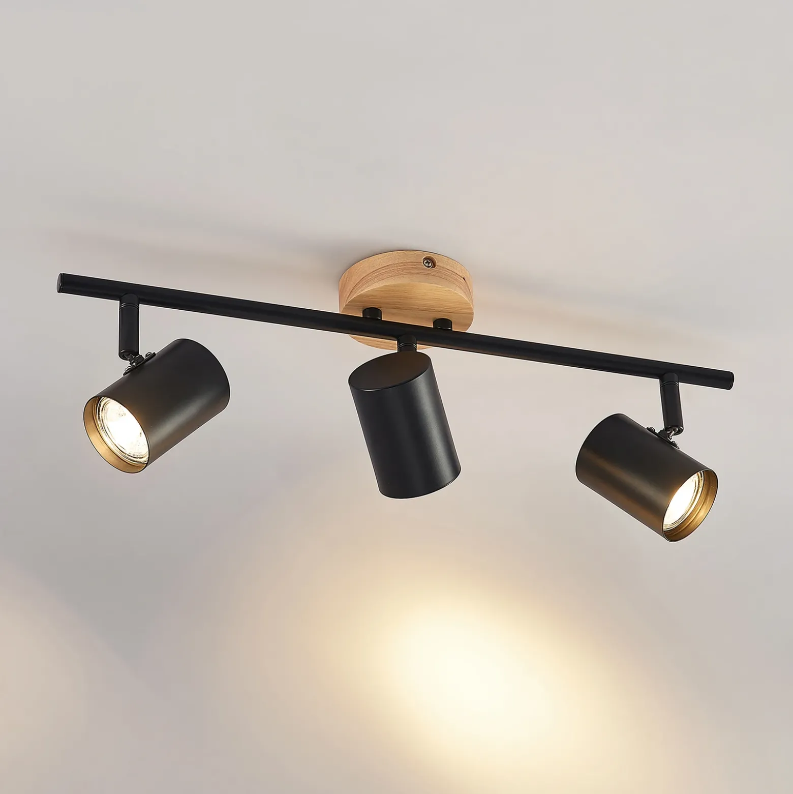 Plafón Lindby Xiomara, 3 luces, 68 cm de largo, madera