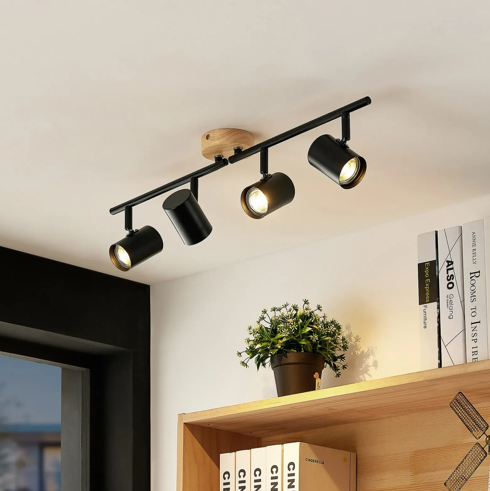 Plafón Lindby Xiomara, 4 luces, 68 cm de largo, madera