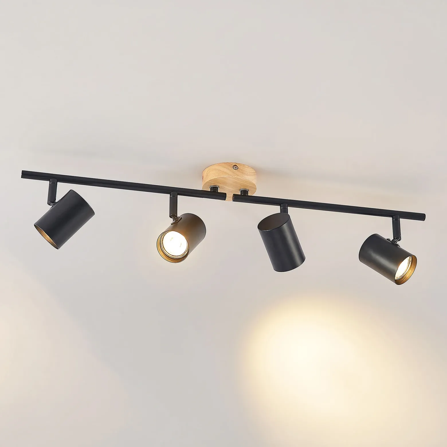 Plafón Lindby Xiomara, 4 luces, 68 cm de largo, madera
