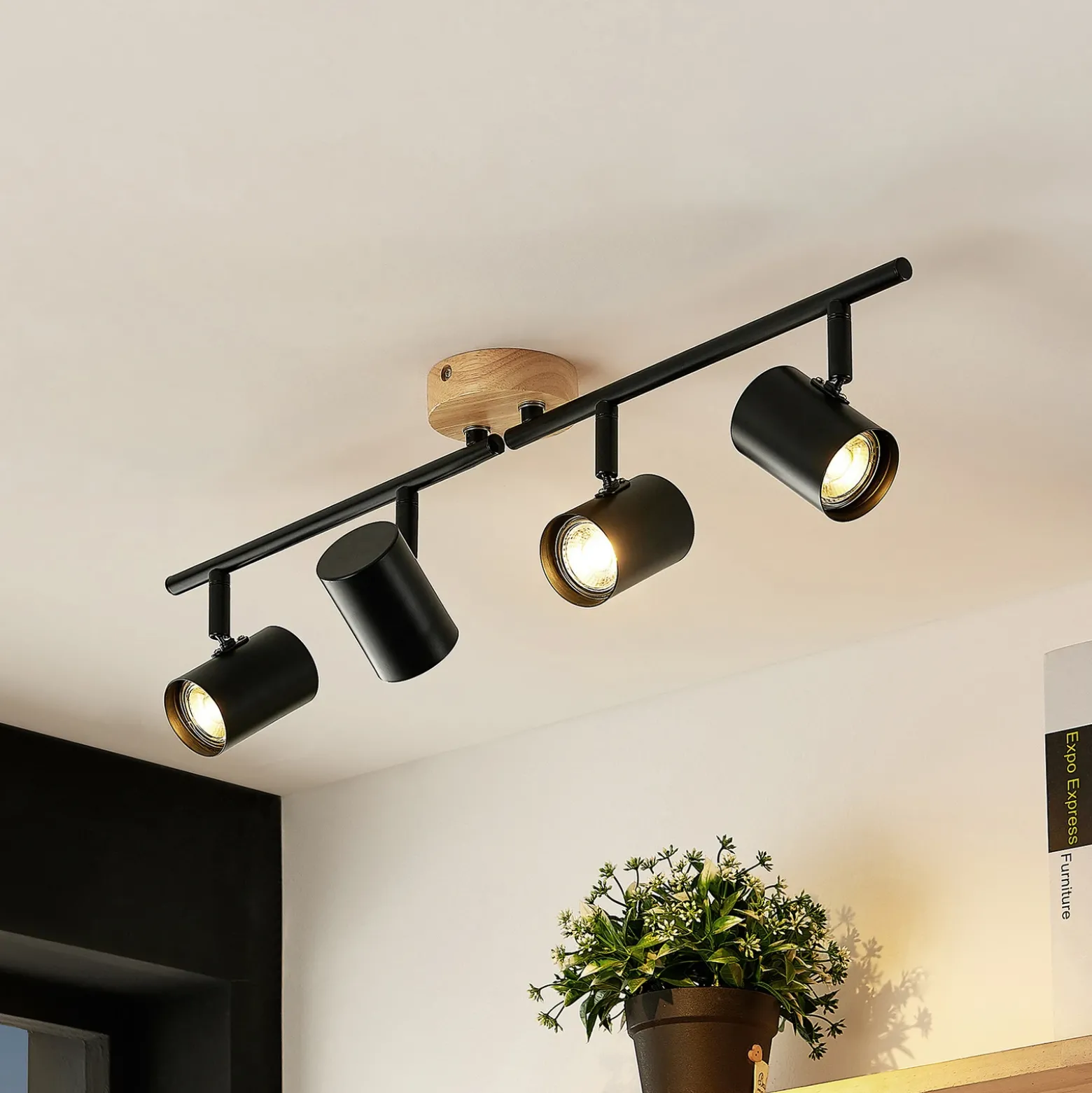Plafón Lindby Xiomara, 4 luces, 68 cm de largo, madera