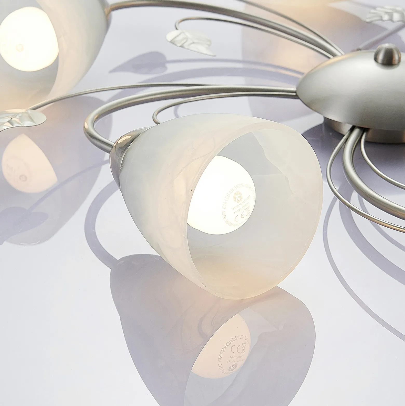Plafón Lindby Yannie, 5 luces, 60cm, níquel/blanco, cristal