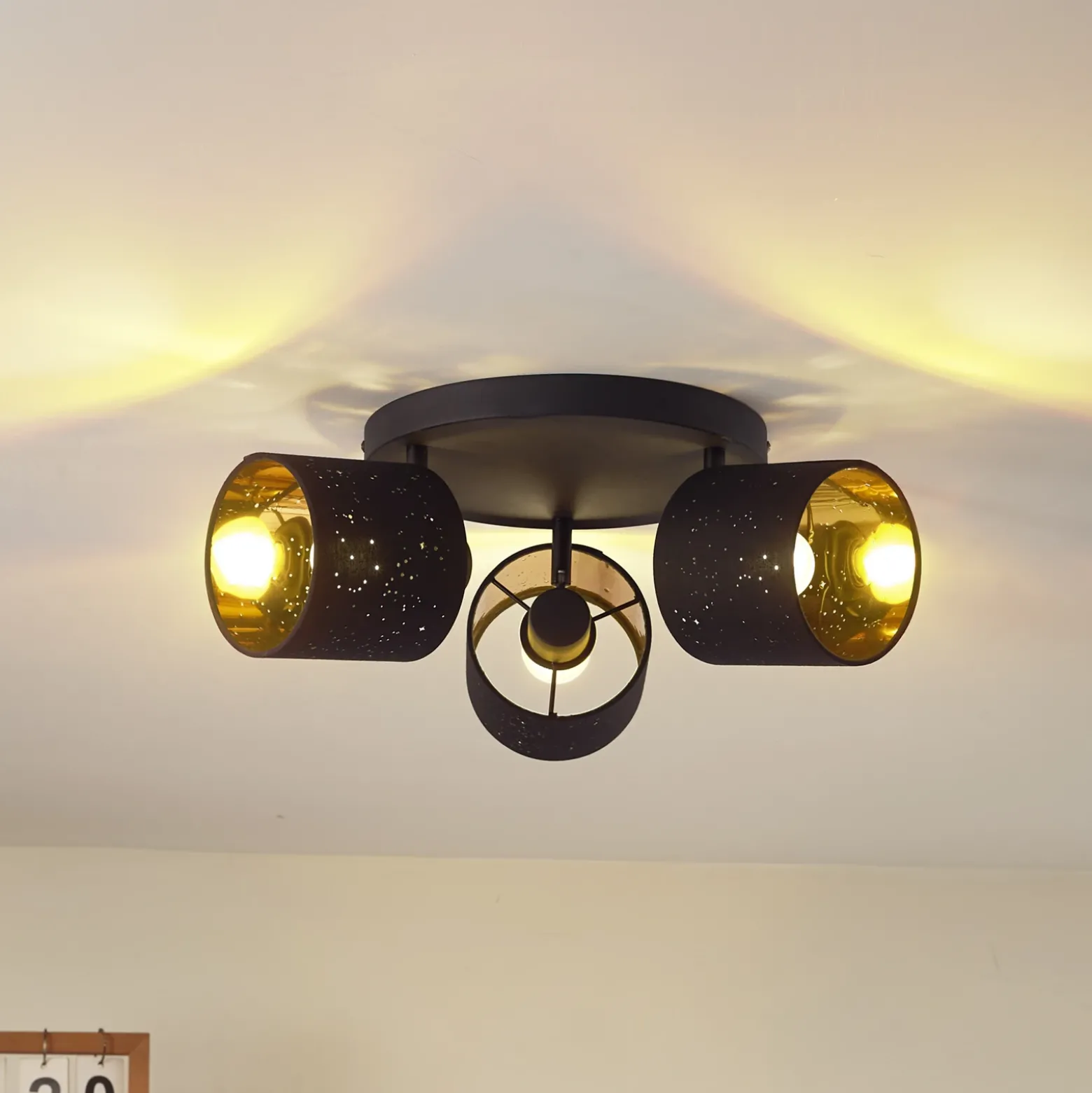 Plafón Vasilia de Lindby, 3 luces, negro/dorado, tela