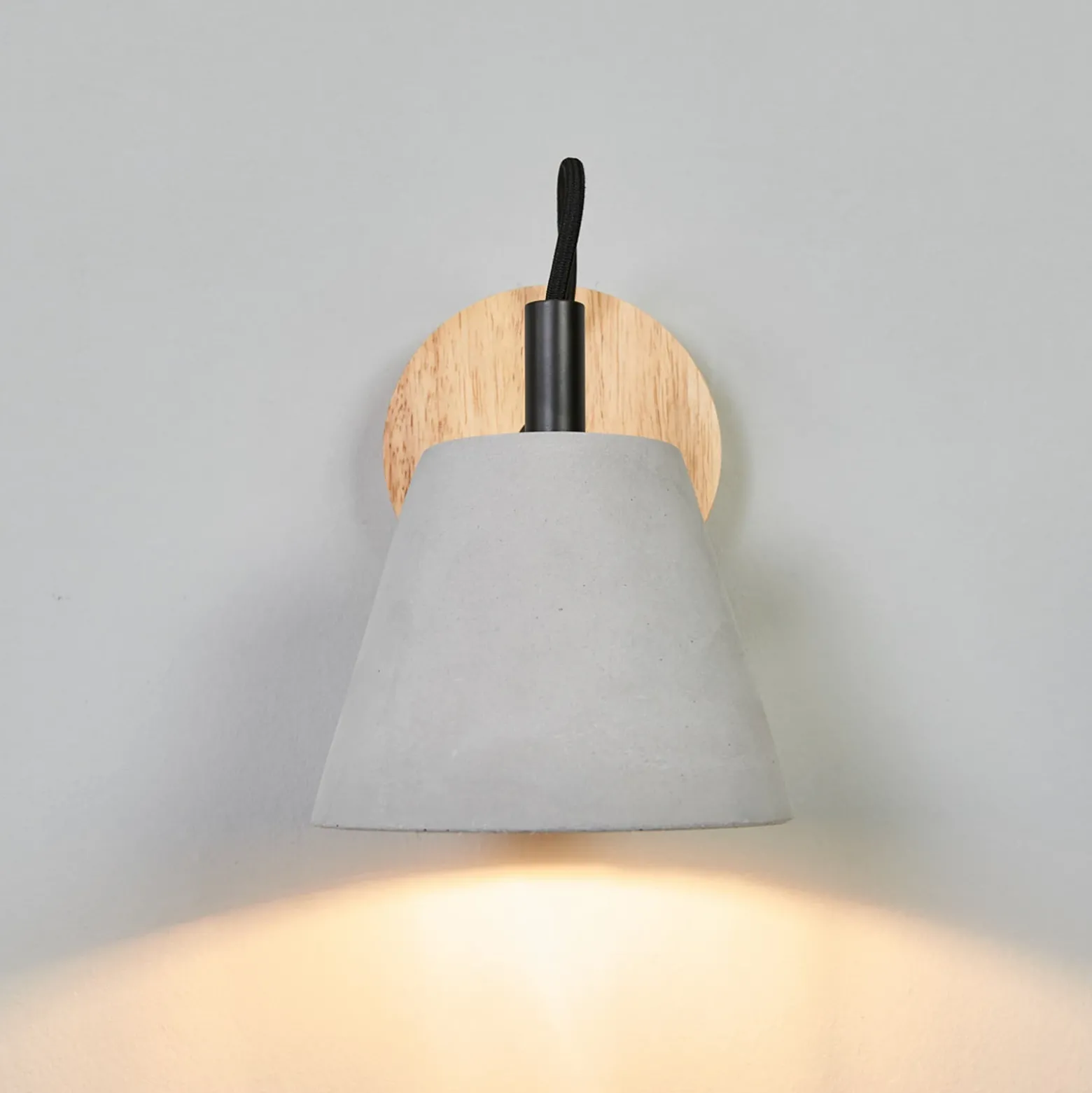 Possio - Aplique de pared con pantalla de hormigón y madera