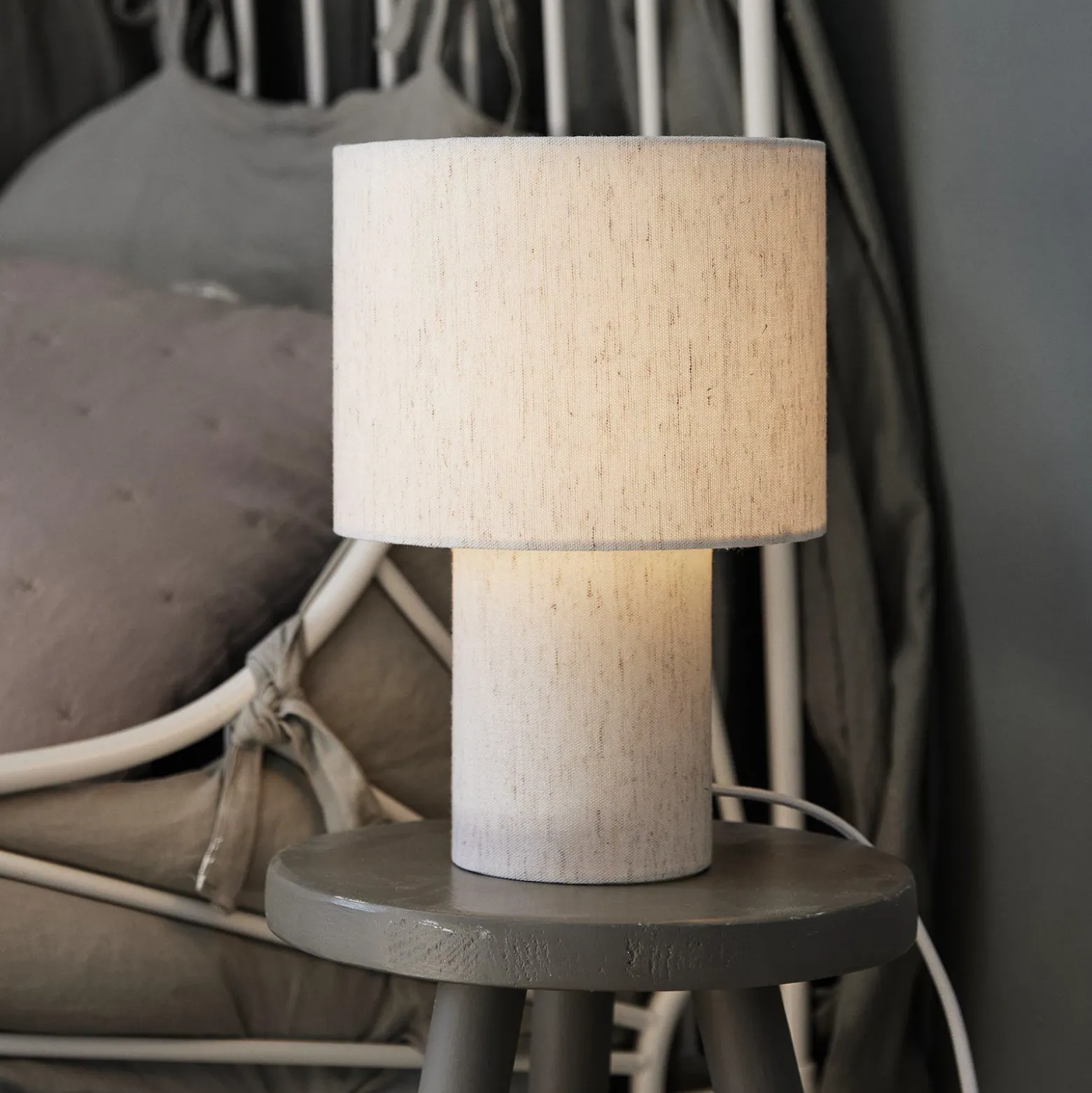 PR Home lámpara de mesa Leah, beige, altura 28 cm, textil