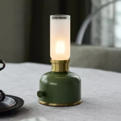 PR Home Lámpara de mesa LED recargable Frida, verde, altura 22 cm